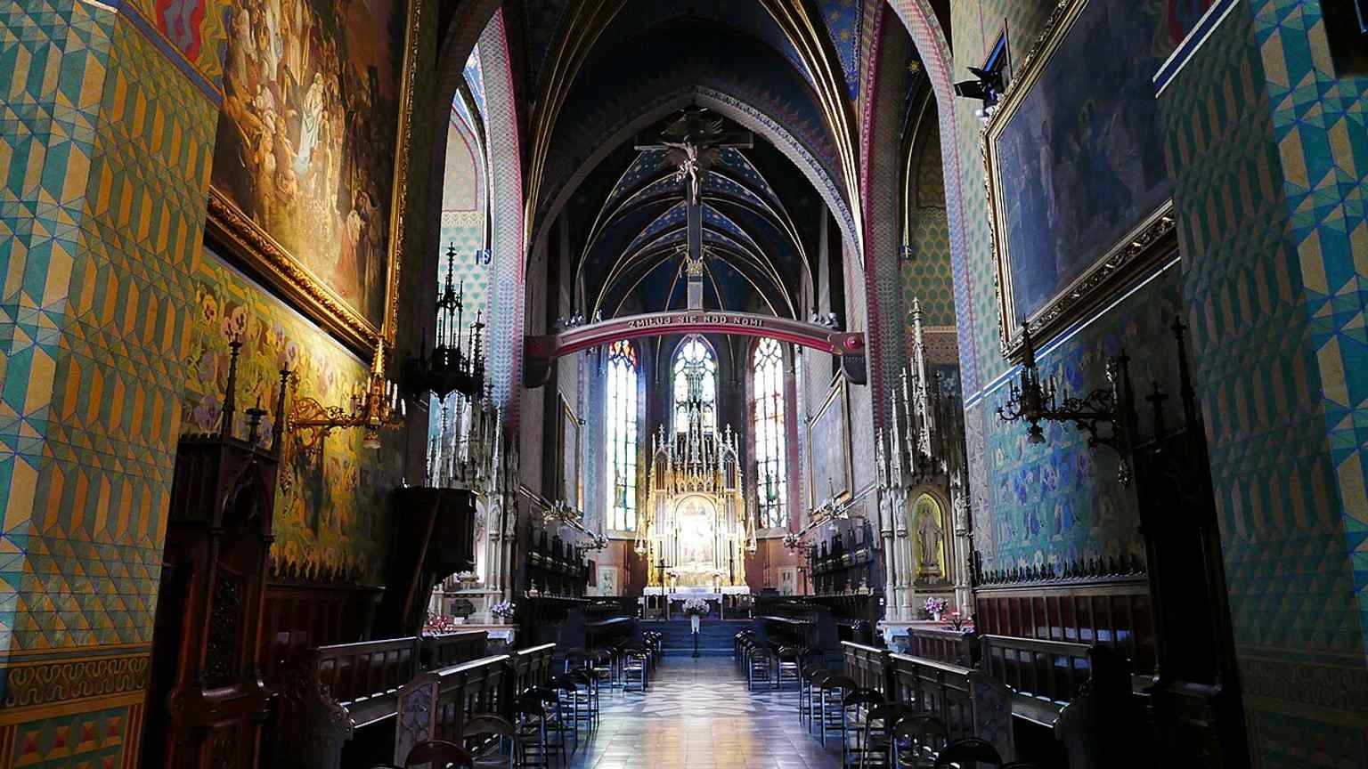 The main altar area, matching the tour’s focus on the high altar and the sacred heart of the church.