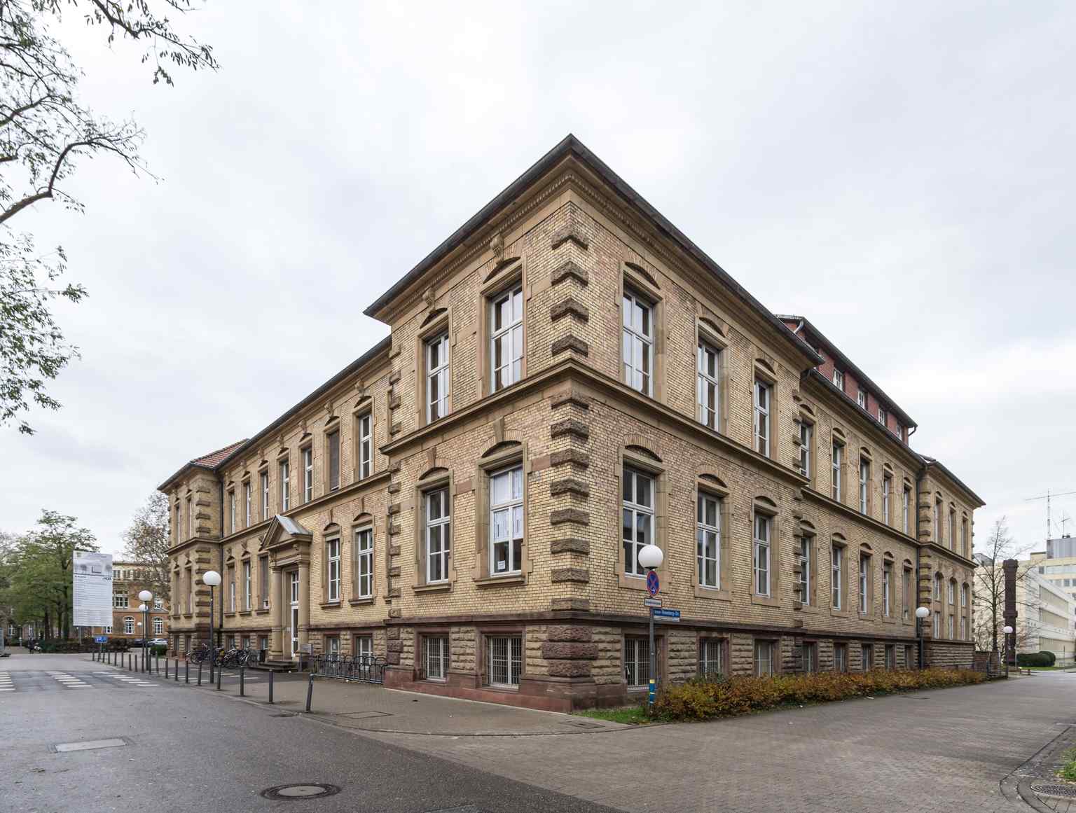 The Electrotechnical Institute, founded in 1899 by Engelbert Arnold, was instrumental in KIT's history, later even receiving the first non-American email in 1984.