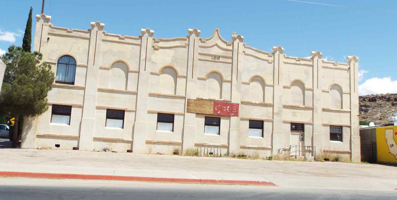 The historic IOOF Building in 2019, showcasing its wavy Mission Revival parapet and sturdy stucco-sheathed walls built to withstand fire.