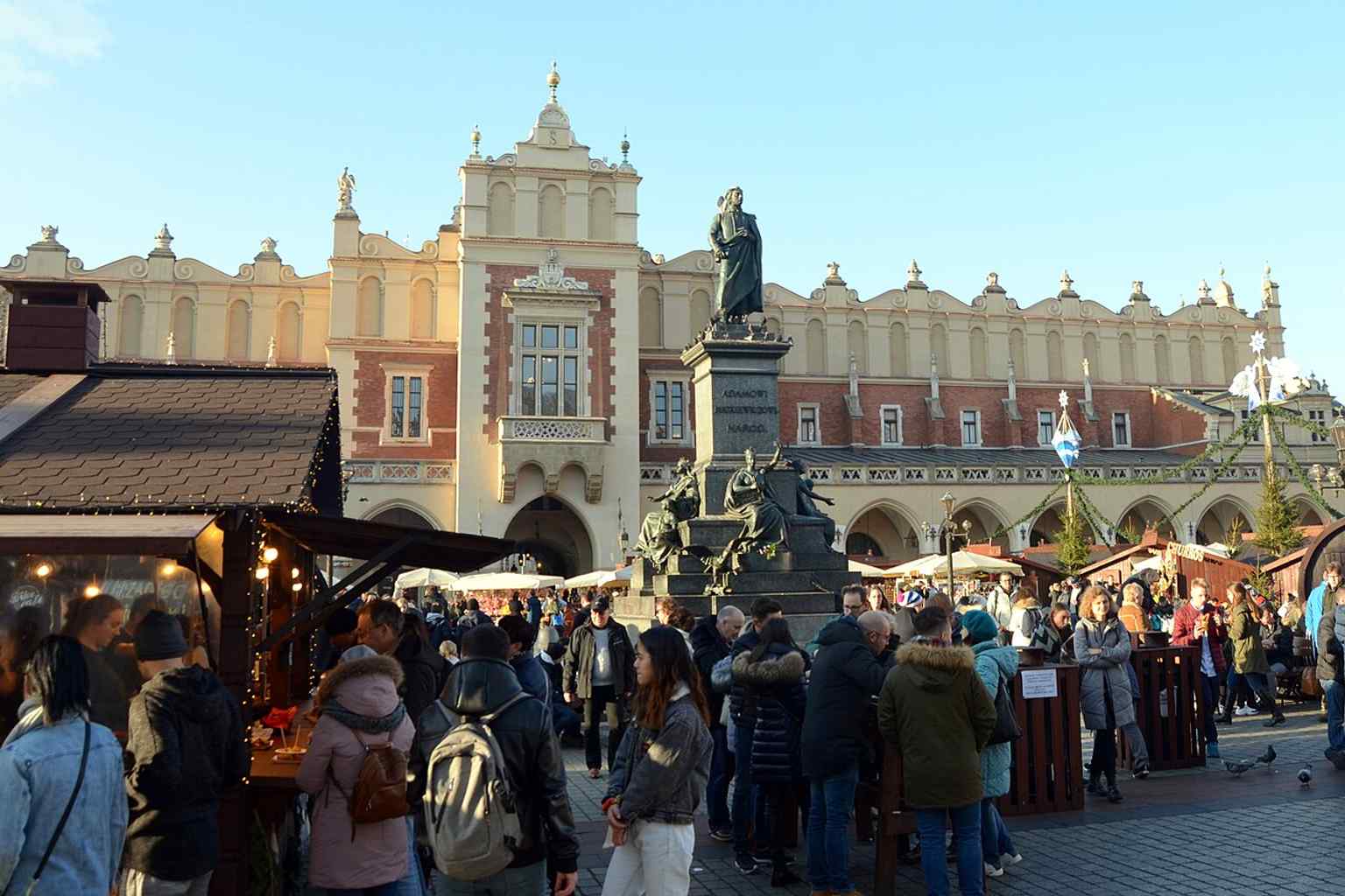 A winter view of the Cloth Hall on Kraków’s Main Market Square, matching the tour’s opening atmosphere of Sukiennice seen in the cold morning light.