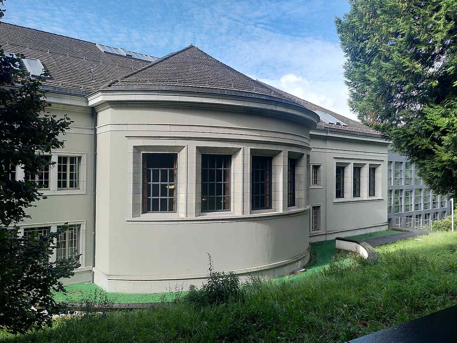 Rear view of the Federal Supreme Court in Lausanne, including the later 1990s extension beside the Grand Courtroom.