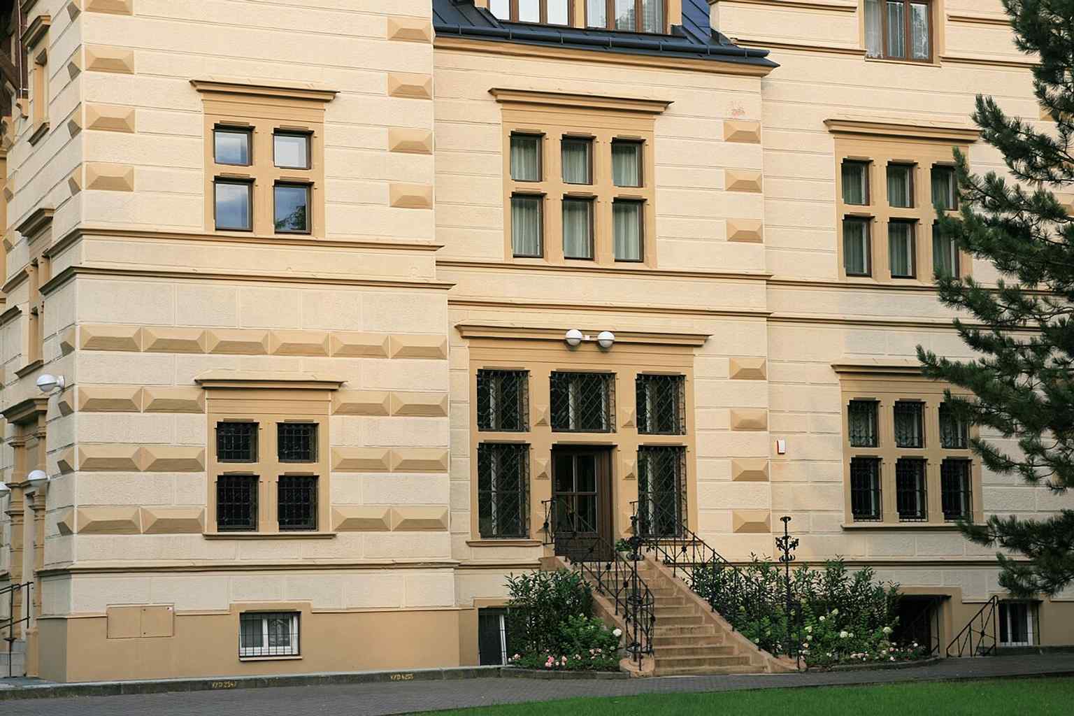 This is the Redlich Villa today, known as Villa Austerlitz, a luxury accommodation. It was declared a cultural monument in 2001.