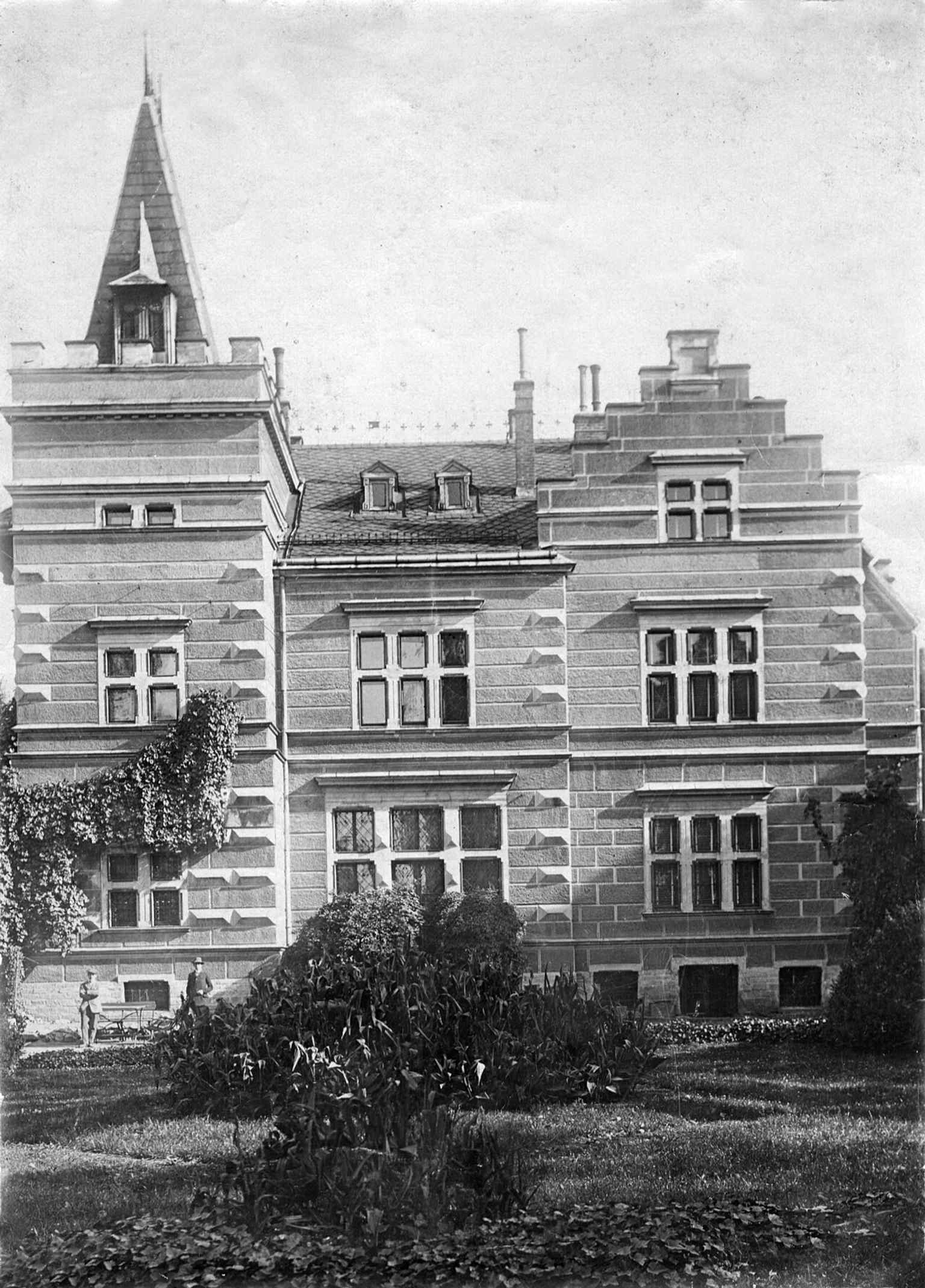 This historic black-and-white photograph shows the Redlich Villa's western facade, which the architect August Prokop proudly featured in his 1904 book.