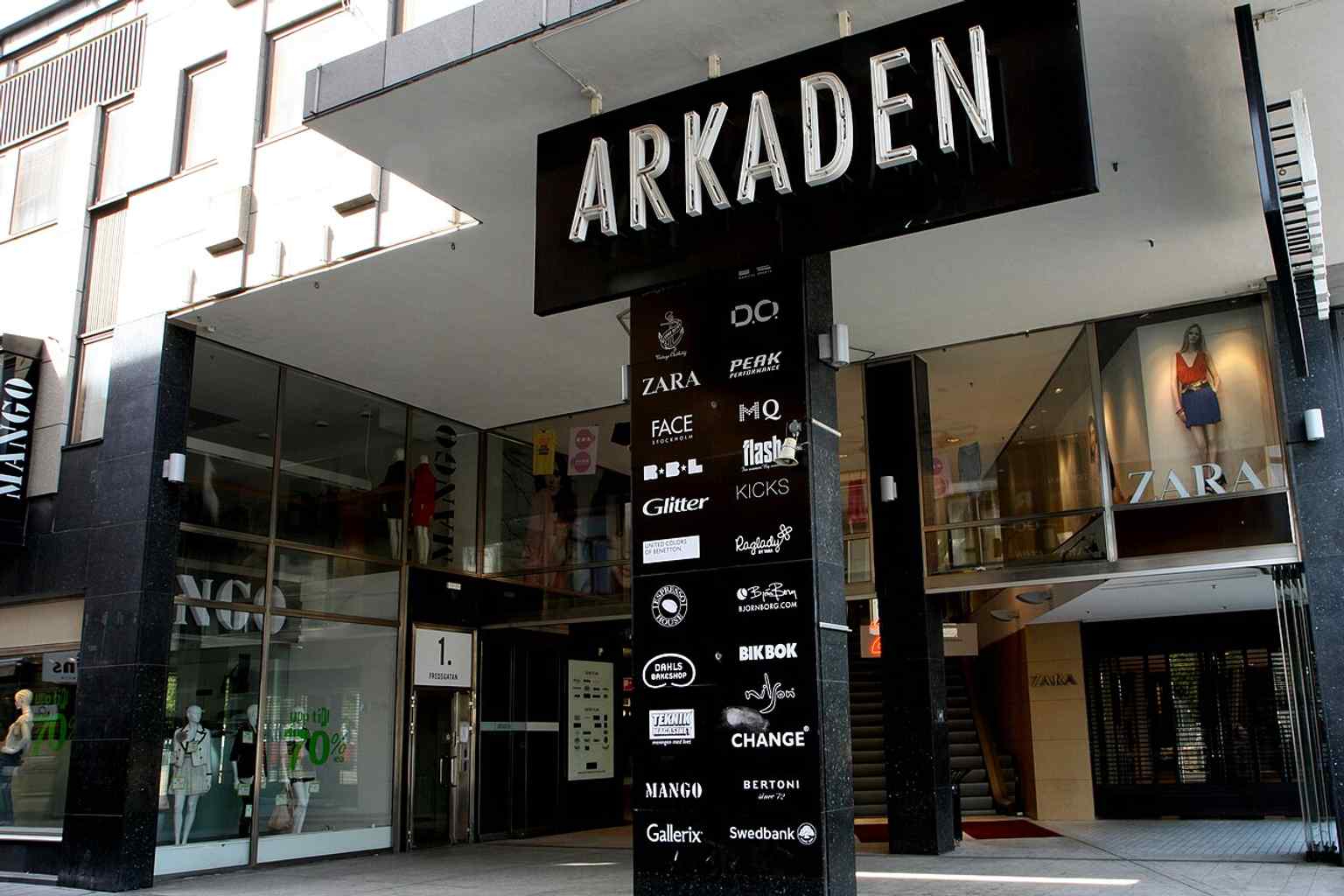 The modern Arkaden shopping mall in 2009, designed by Anders Tengbom and inaugurated in 1974, stands on the site of the original building, offering a bright shopping experience.