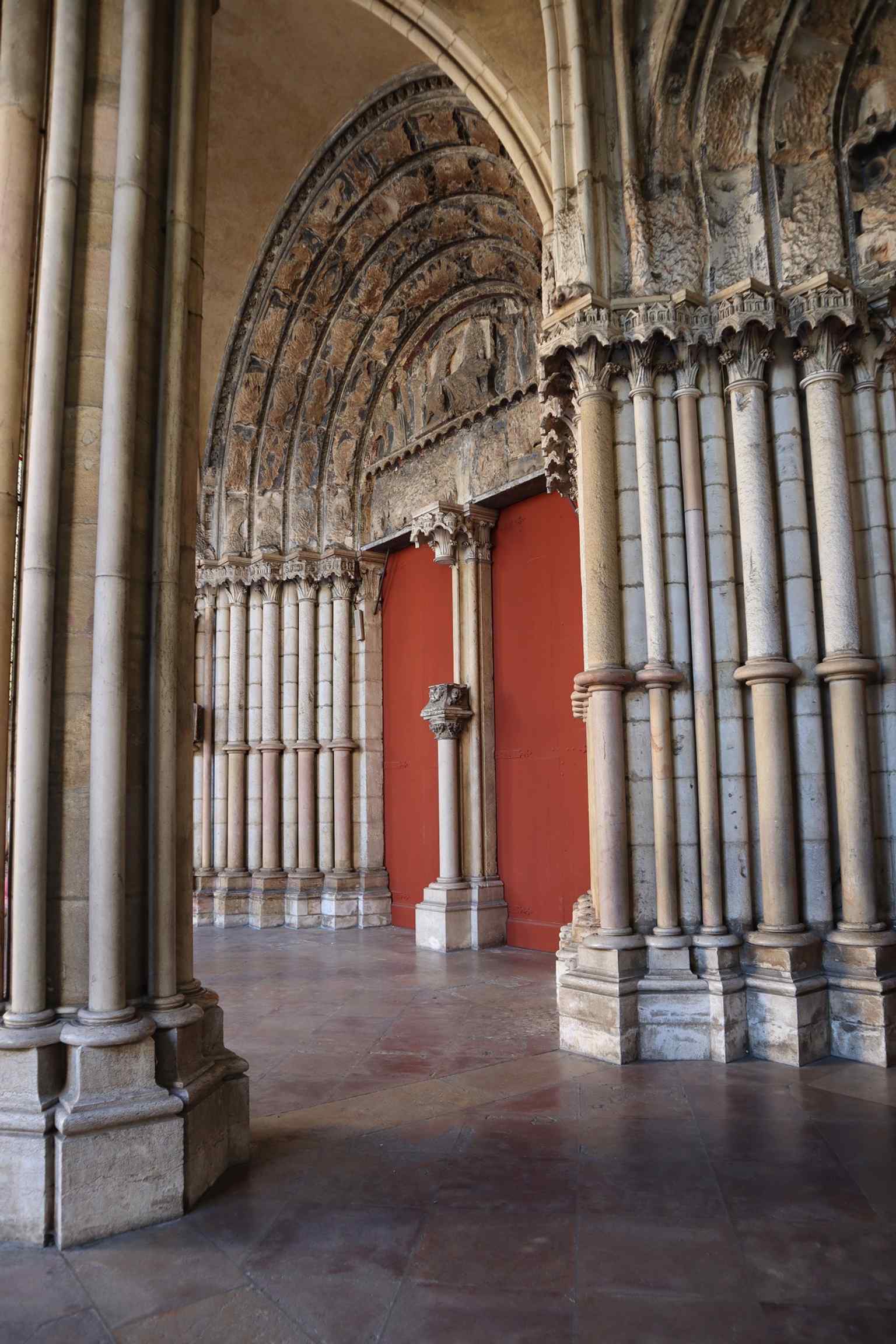 The three grand arcades forming the entrance to the western porch, which once housed communal archives and witnessed mayoral oath-takings.