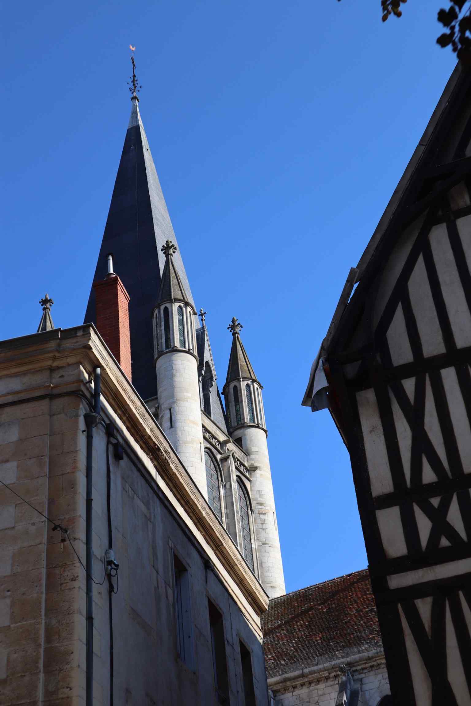 The famous Jacquemart clock and its family of automata, Jacquemart, Jacqueline, Jacquelinet, and Jacquelinette, captured from Courtrai in 1382 by Philippe the Bold and gifted to Dijon.