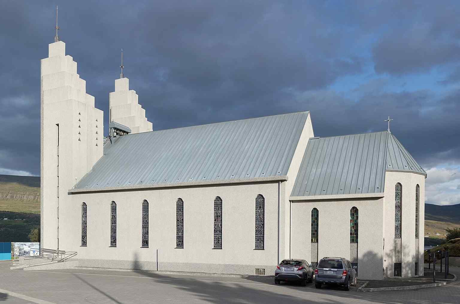 A crisp modern view of Akureyrarkirkja, the hilltop Lutheran church completed in 1940 and designed by Guðjón Samúelsson.