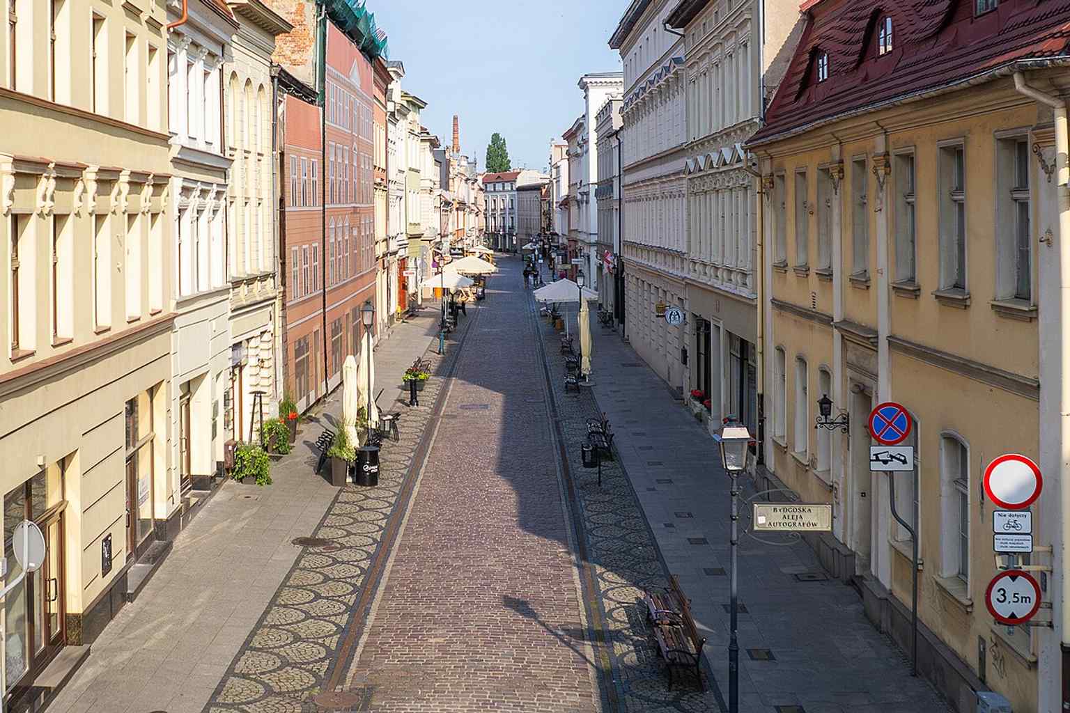 A bird’s-eye view over Długa Street near Jana Kazimierza, showing the pedestrianized historic core where the old commercial route meets the city’s restored street pattern.