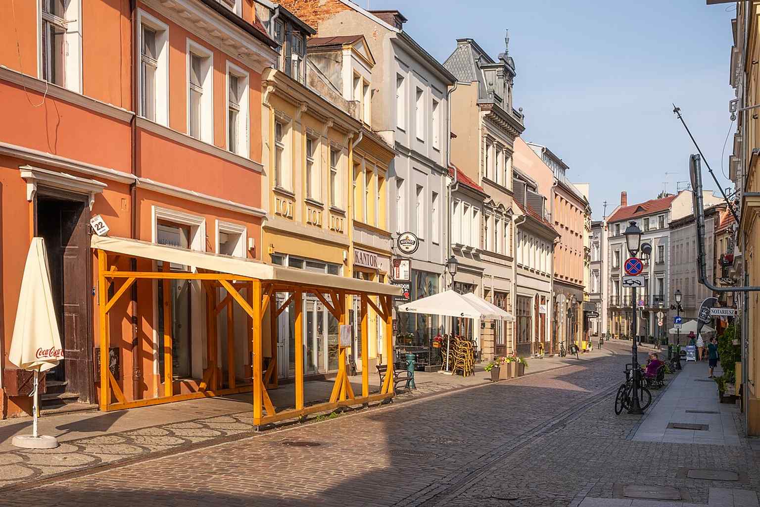 Looking west along Długa from Jezuicka Street — this is the heart of Bydgoszcz’s old merchant street, lined with historic townhouses and busy with walkers.