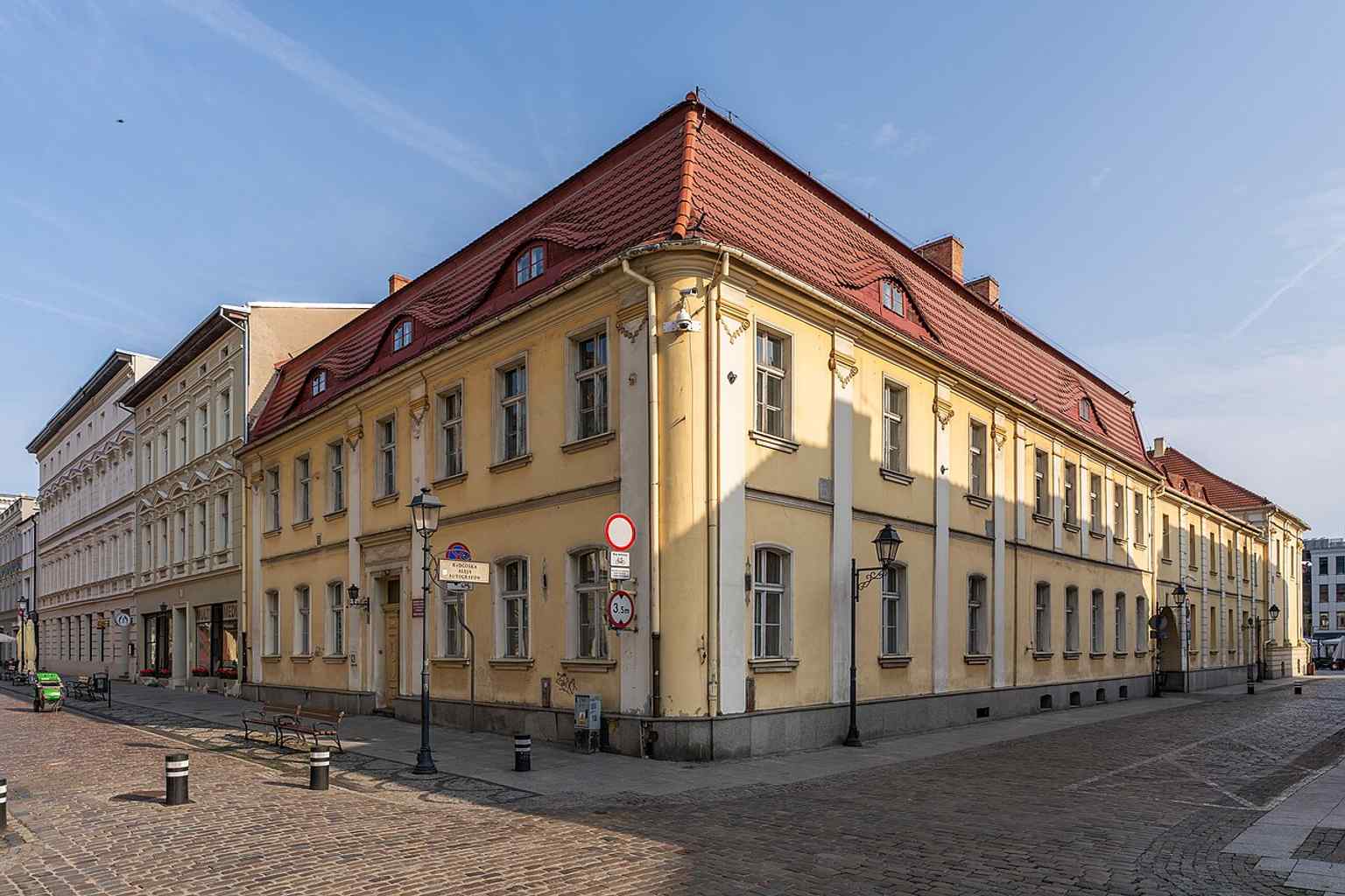 Długa 41, home to the Municipal and Regional Public Library, standing at the corner that once held important civic and police functions on the street.