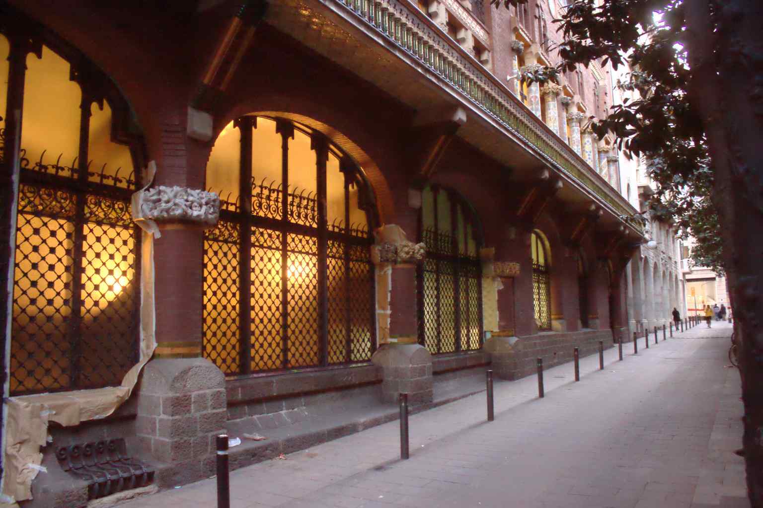 El impactante exterior del Palau de la Música Catalana, capturado aquí en 2019, se erige como un impresionante monumento arquitectónico al patrimonio catalán.