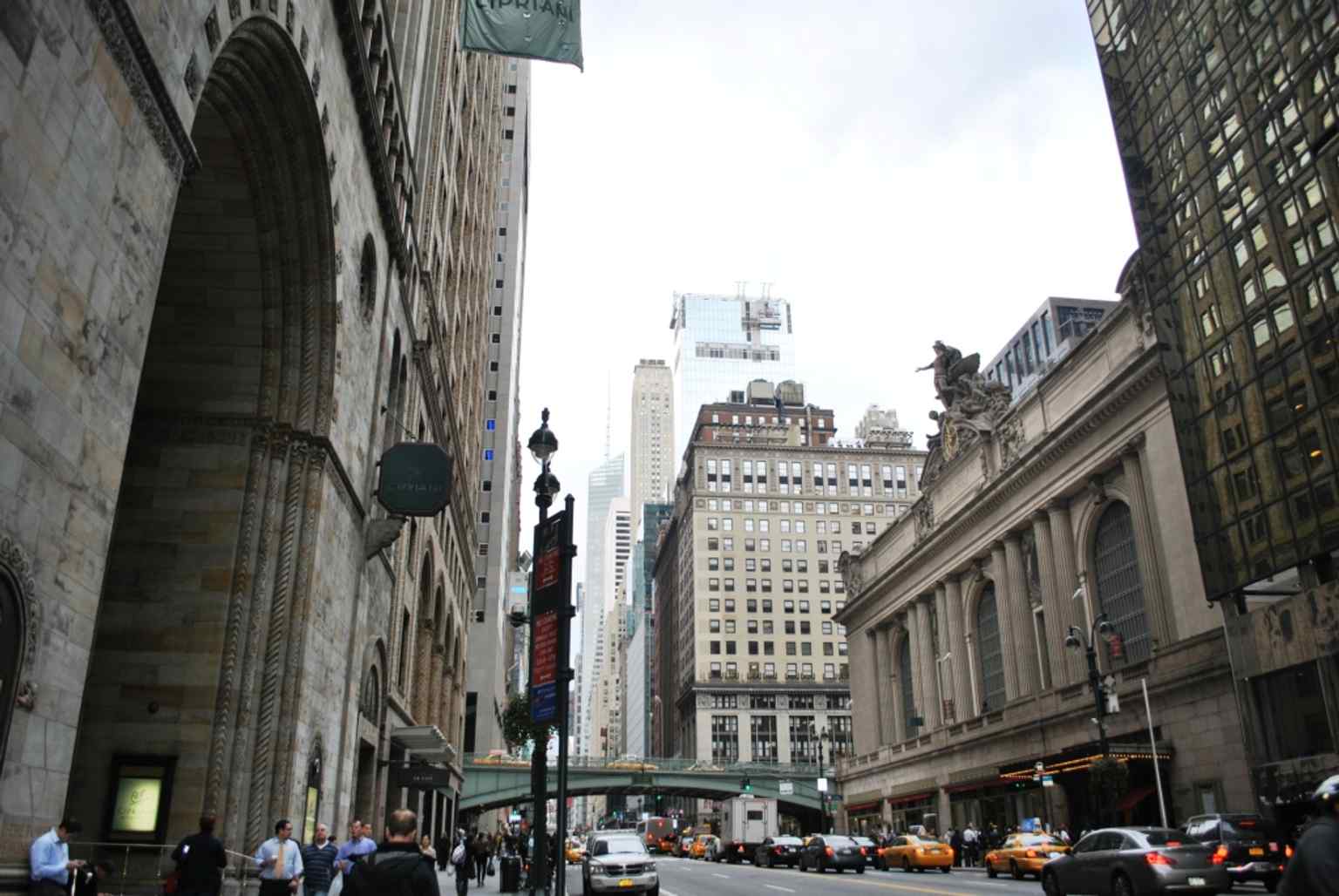 The viaduct rises to a T-intersection just north of 42nd Street, elevated over the street-level entrance to Grand Central Terminal below.
