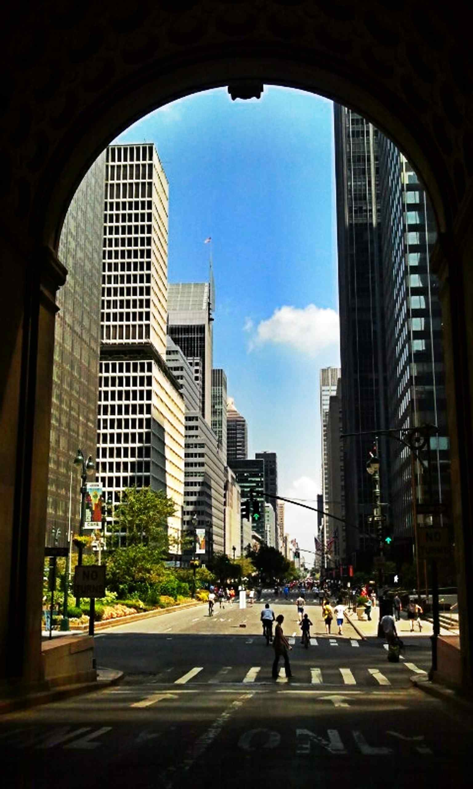 The southern section of the viaduct (40th-42nd Streets) features three steel arches, which were included for aesthetic considerations and are based on Paris's Pont Alexandre III.
