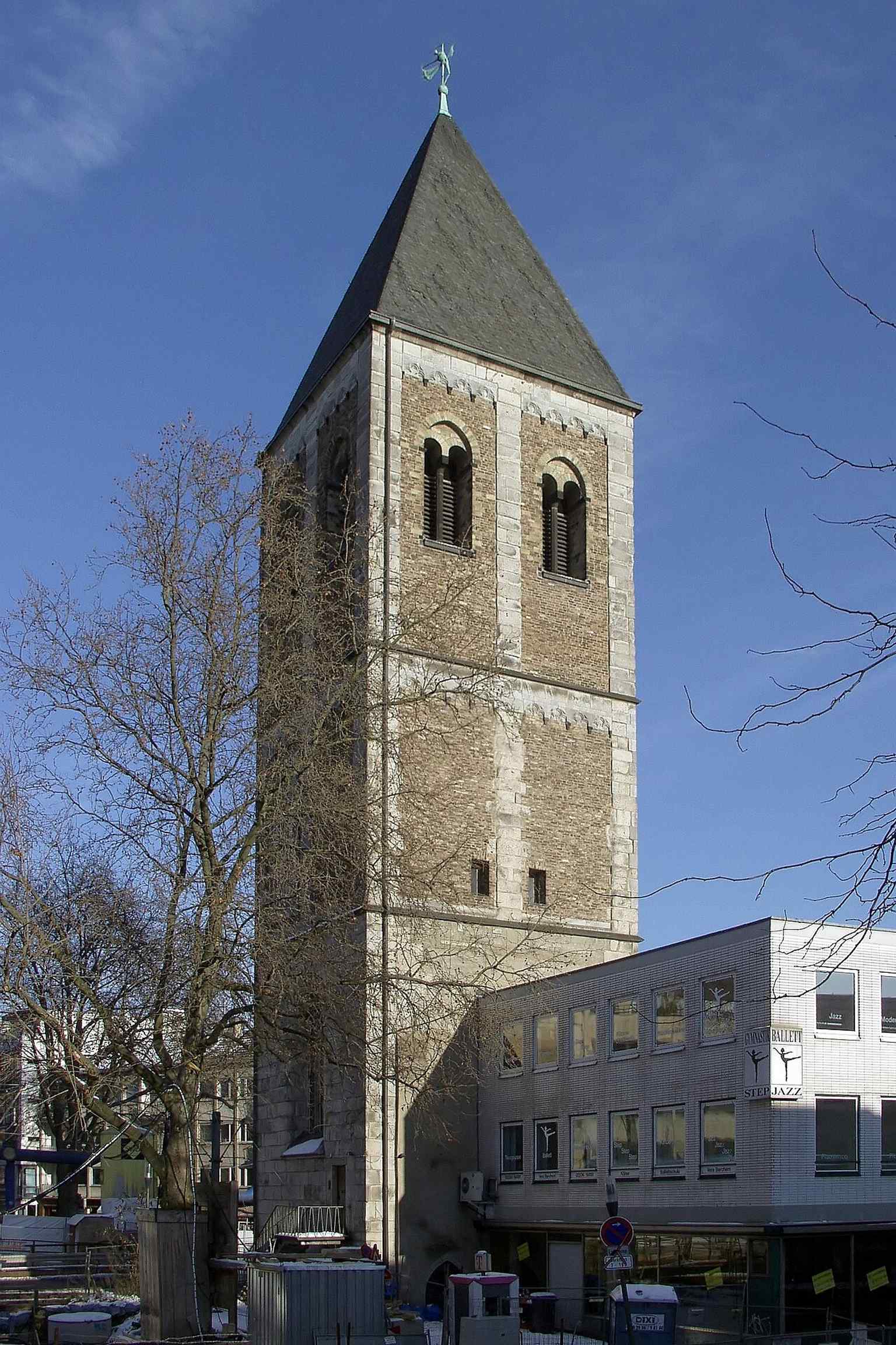 Blick auf den Turm von Klein St. Martin, der sich über dem modernen Heumarkt erhebt, wo sich sein ehemaliger Gemeindebezirk einst bis zum Rhein und zum Marsplatz erstreckte.