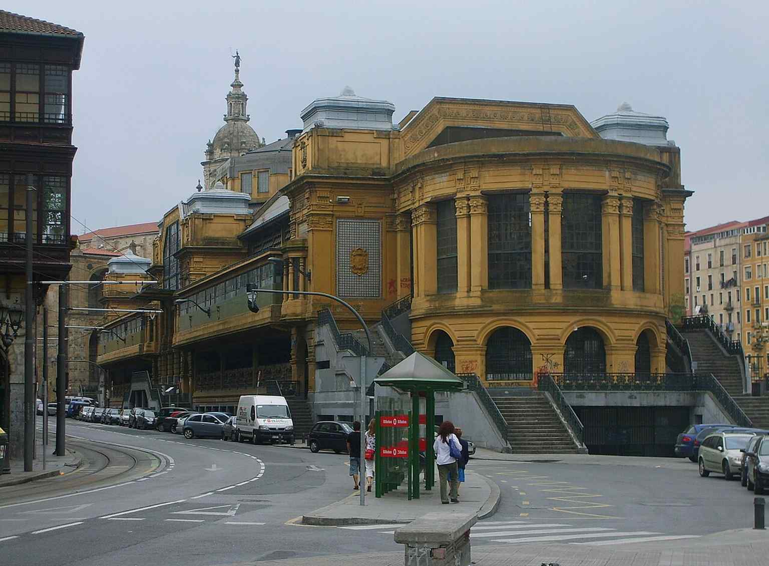 A classic full view of the market building, showing the long riverside façade beside Bilbao’s old quarter.