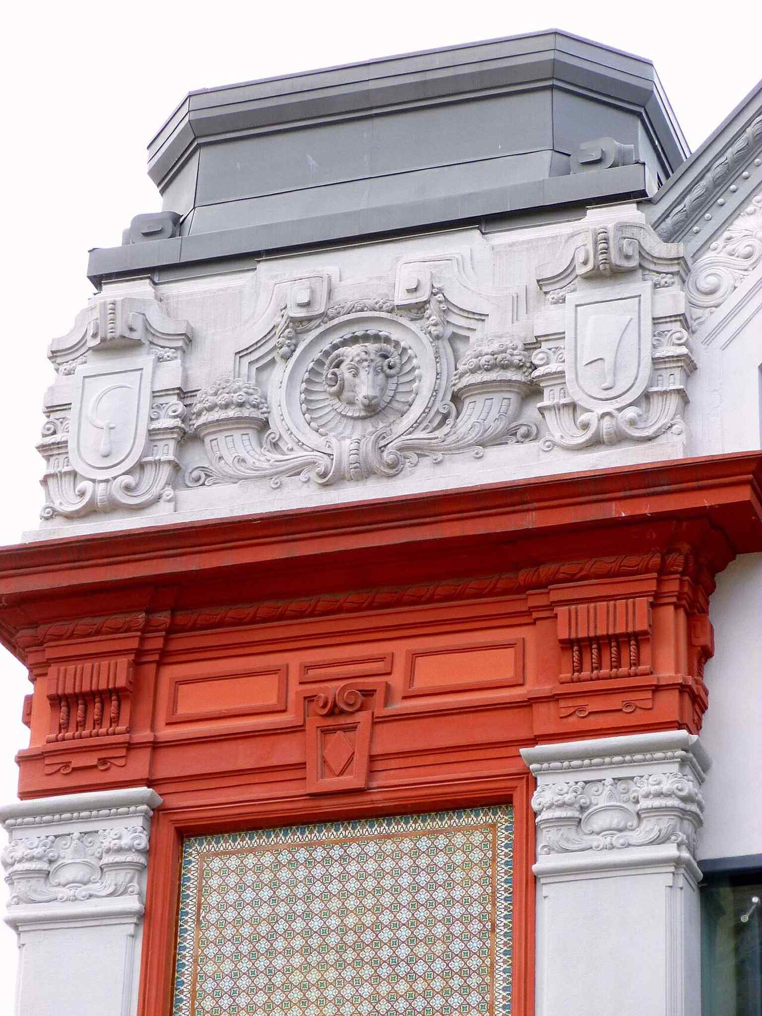Architectural ornament on the façade — the art-deco and eclectic detailing added to the rationalist structure.