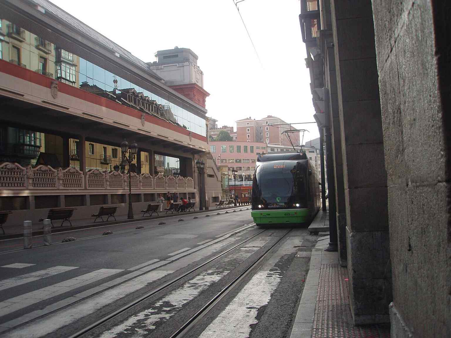 The market seen with the tram in front, reflecting the easy public-transport access mentioned in the source.