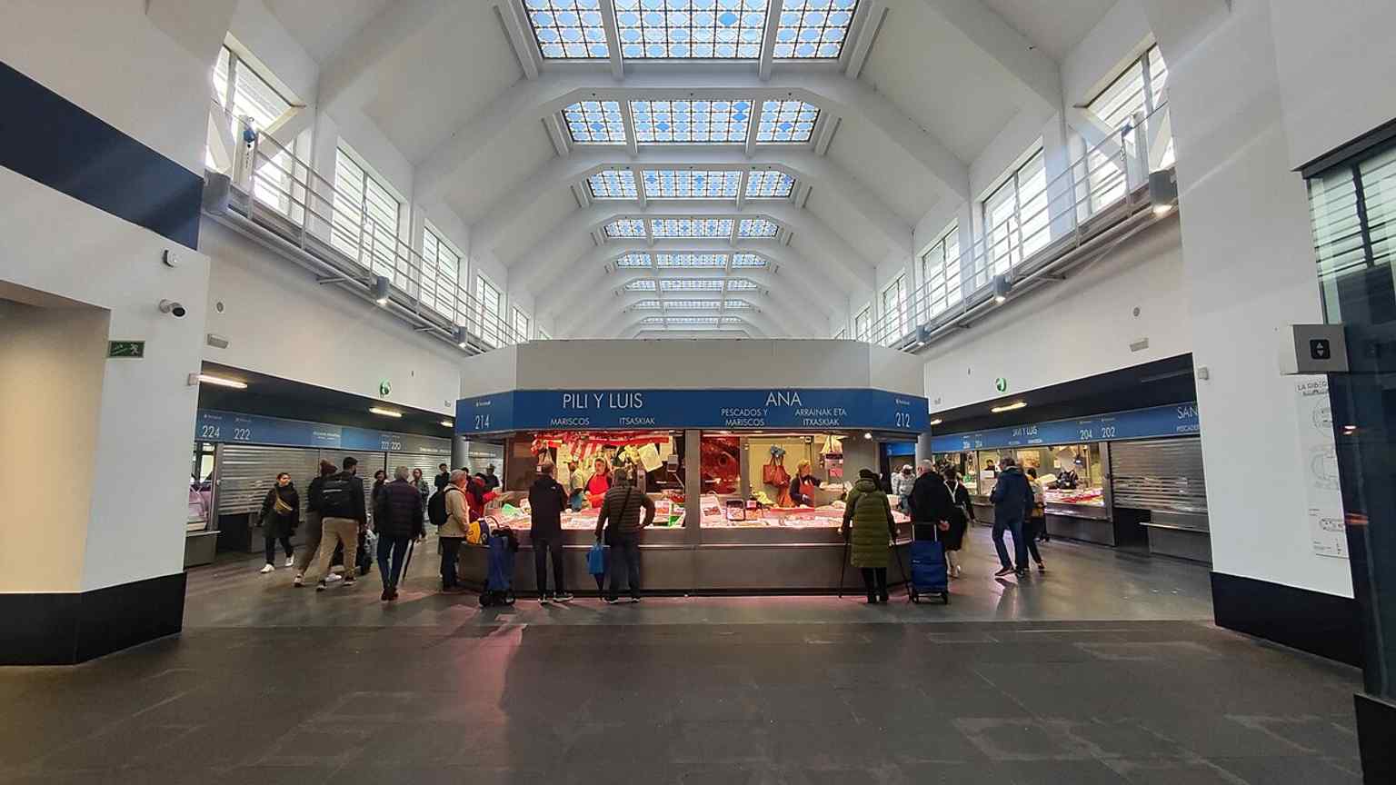 Another interior angle that helps show the market’s updated stalls and circulation after the 1983 flood repairs.