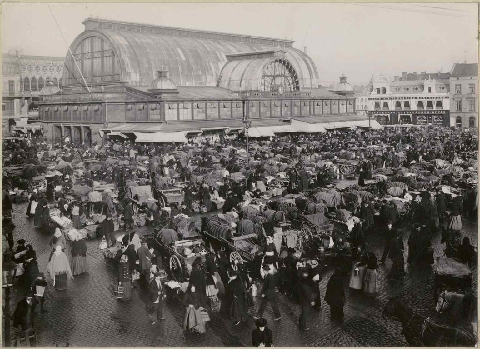 Kungstorget with Saluhallen in the 1890s, shortly after the market hall opened for food sales on February 1, 1889.