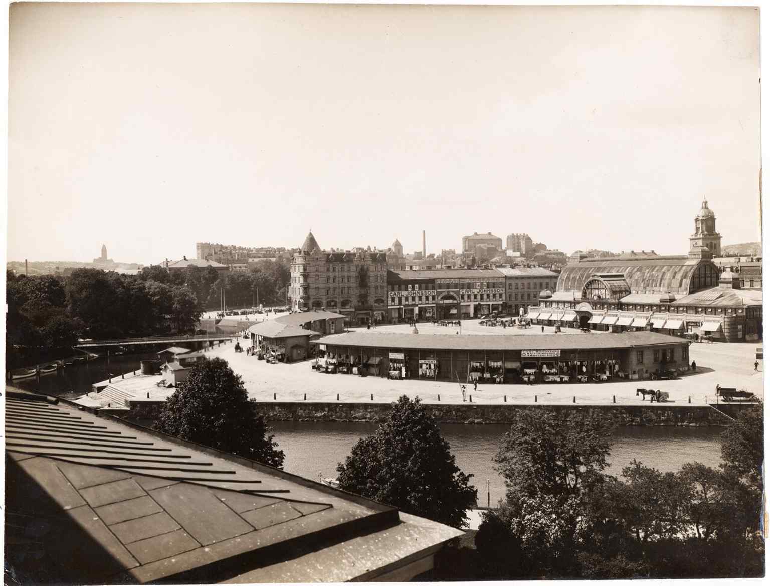 A historical view of Kungstorget from 1923, showing the early bazaar rows that were demolished in November 1966, alongside Saluhallen.