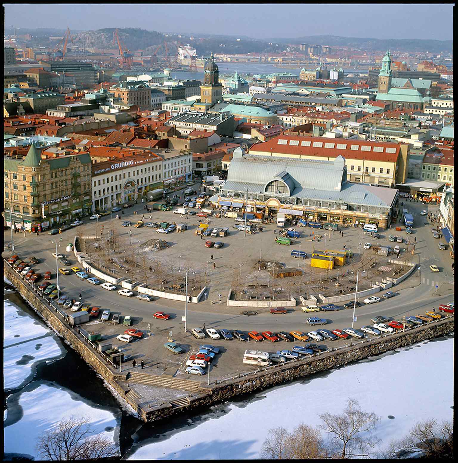 An aerial perspective of Kungstorget in 1984, illustrating its central role as a market square even before Saluhallen was added.