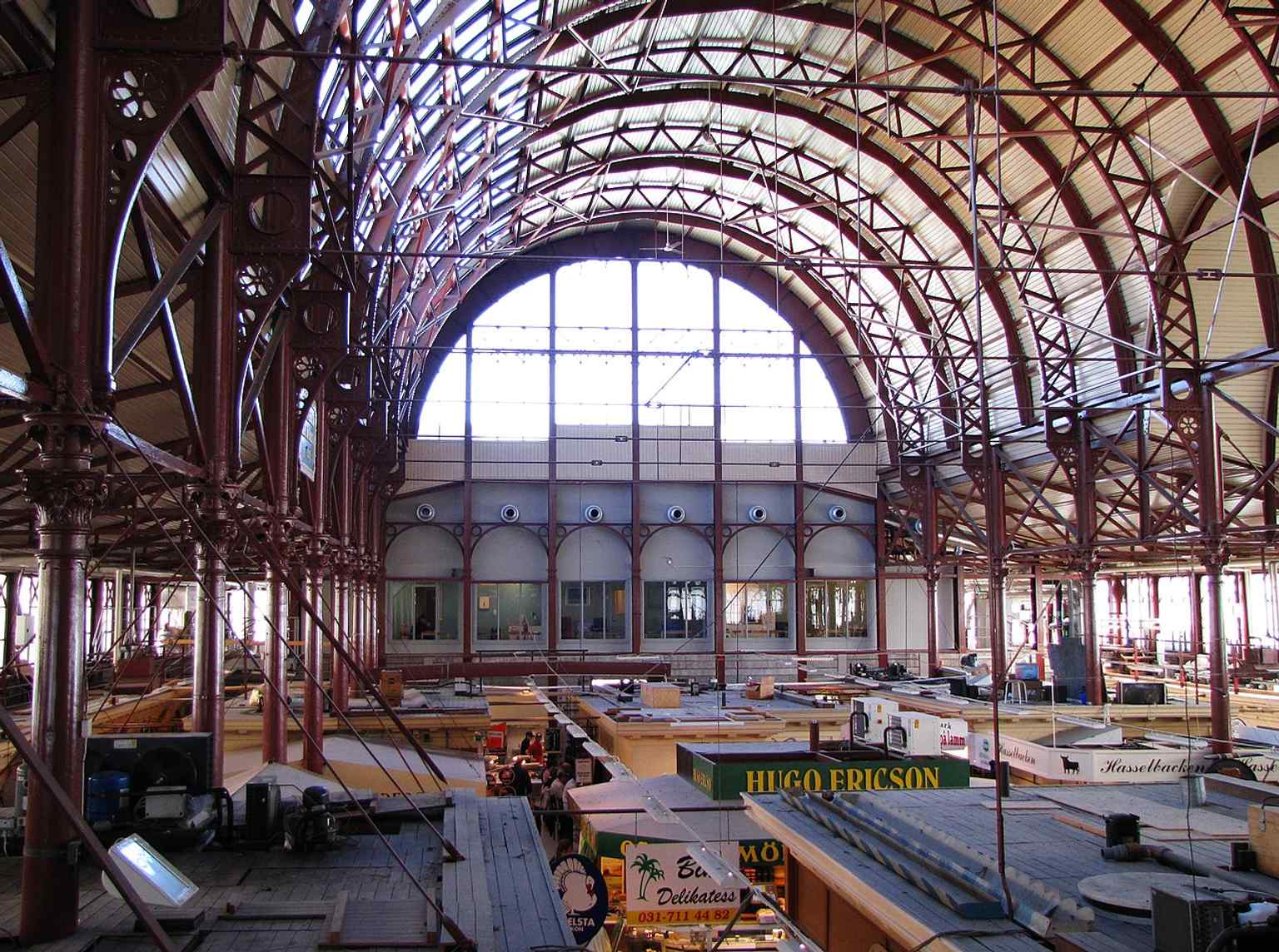 The impressive vaulted roof structure of Saluhallen, showcasing the architectural design by Hans Hedlund.