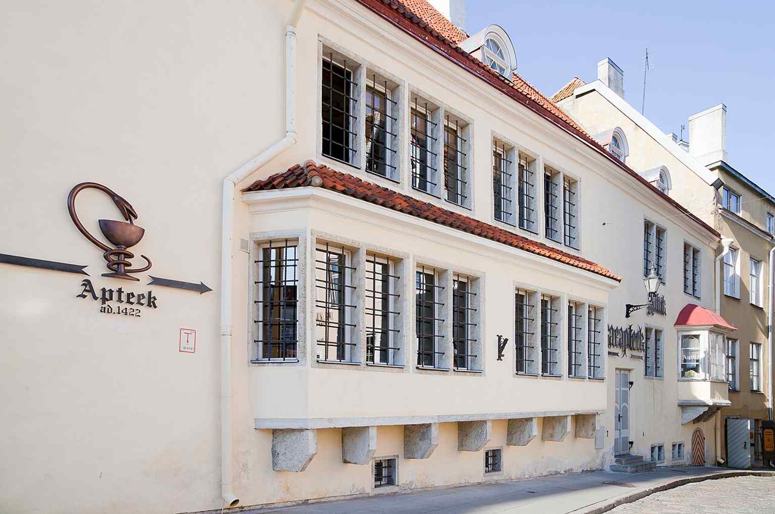 Another clear exterior angle of Raeapteek, useful for showing the landmark’s setting on the square and its long-lived storefront.