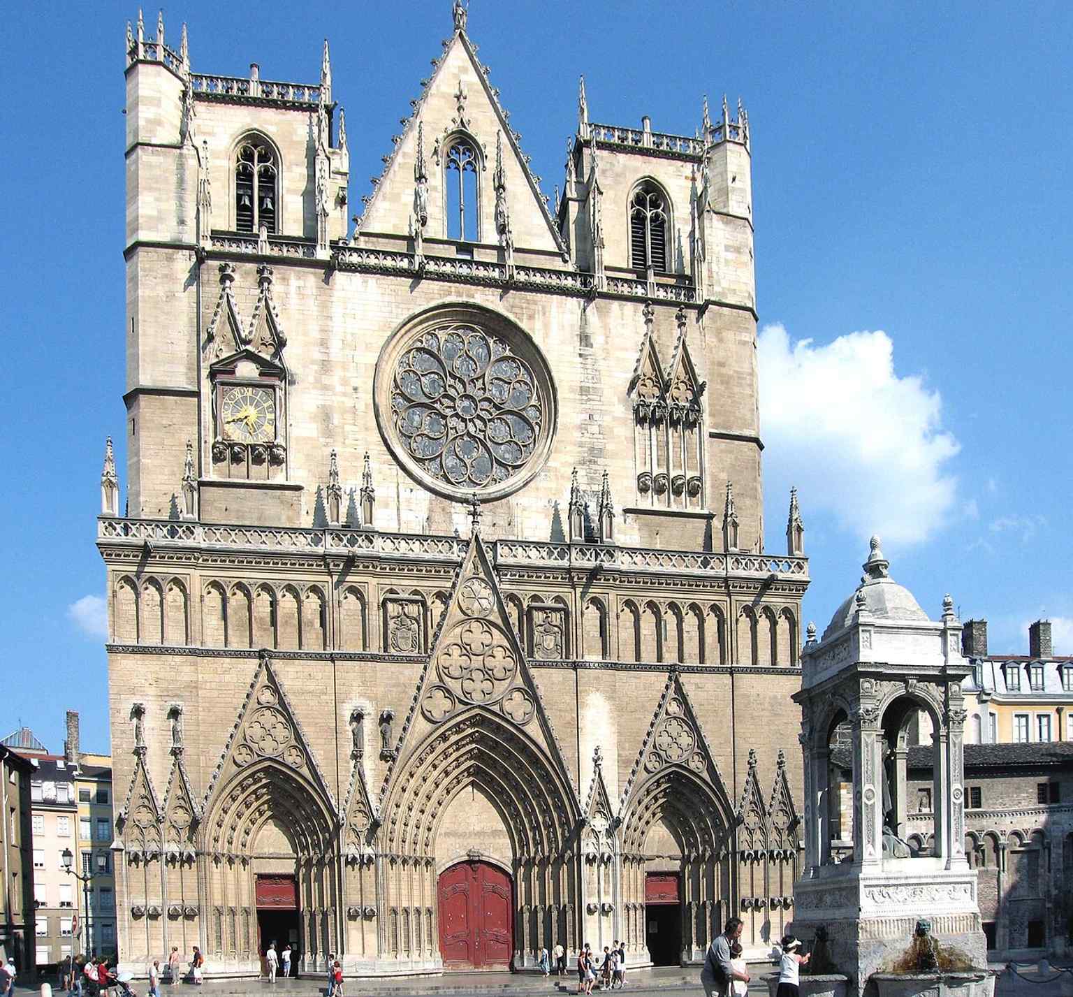 The cathedral beside the Place Saint-Jean fountain, a good scene-setting image for its role as the heart of the medieval quarter.