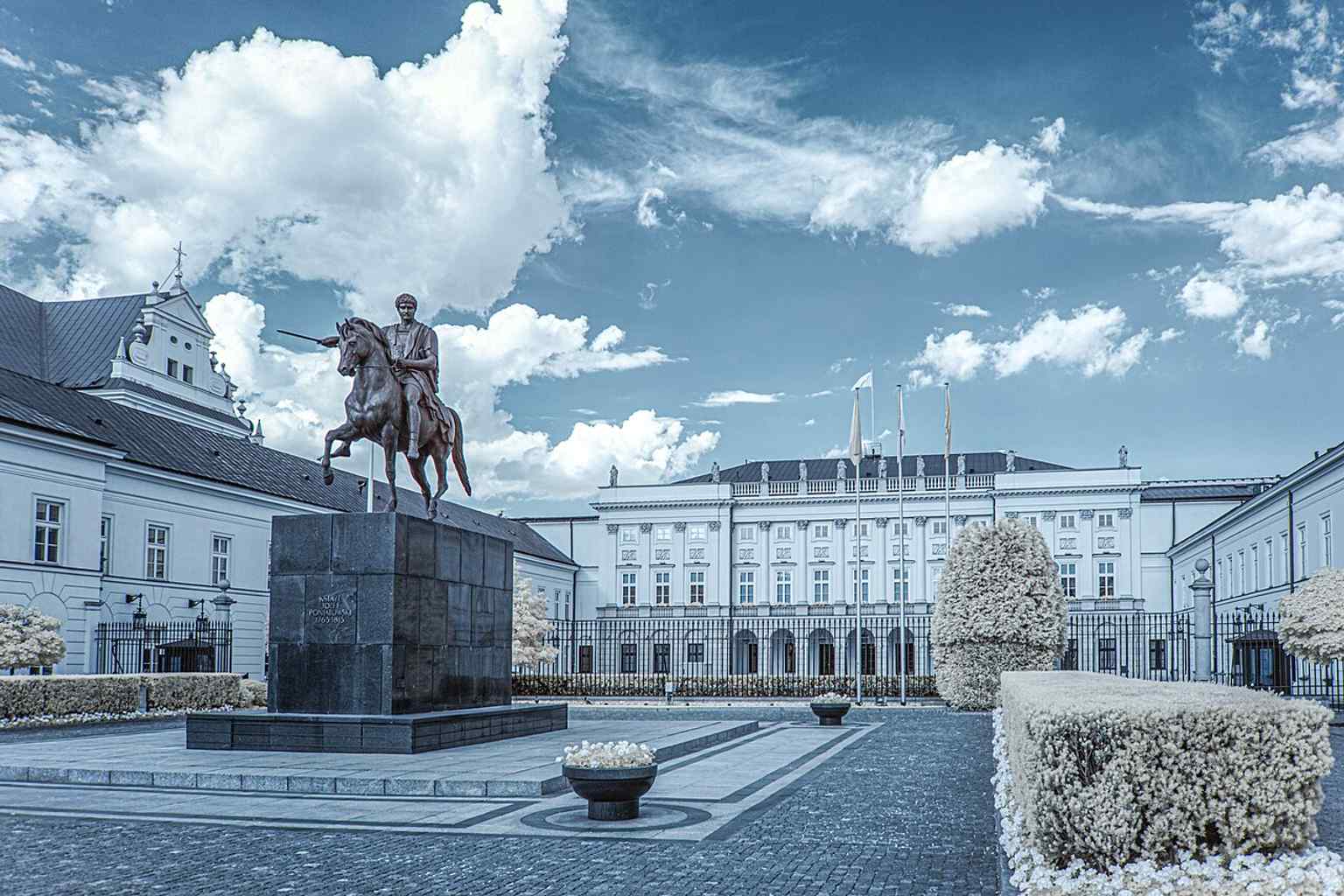 The palace front with the equestrian monument of Józef Poniatowski — a symbol tied to the site’s postwar history and state ceremonies.