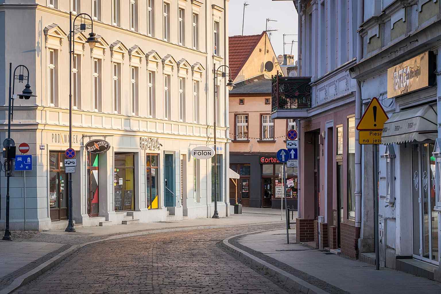 Looking from Długa Street toward Podwale, a route that once formed a key transit corridor linking the old city with the Gdańsk–Kujawy trade road.