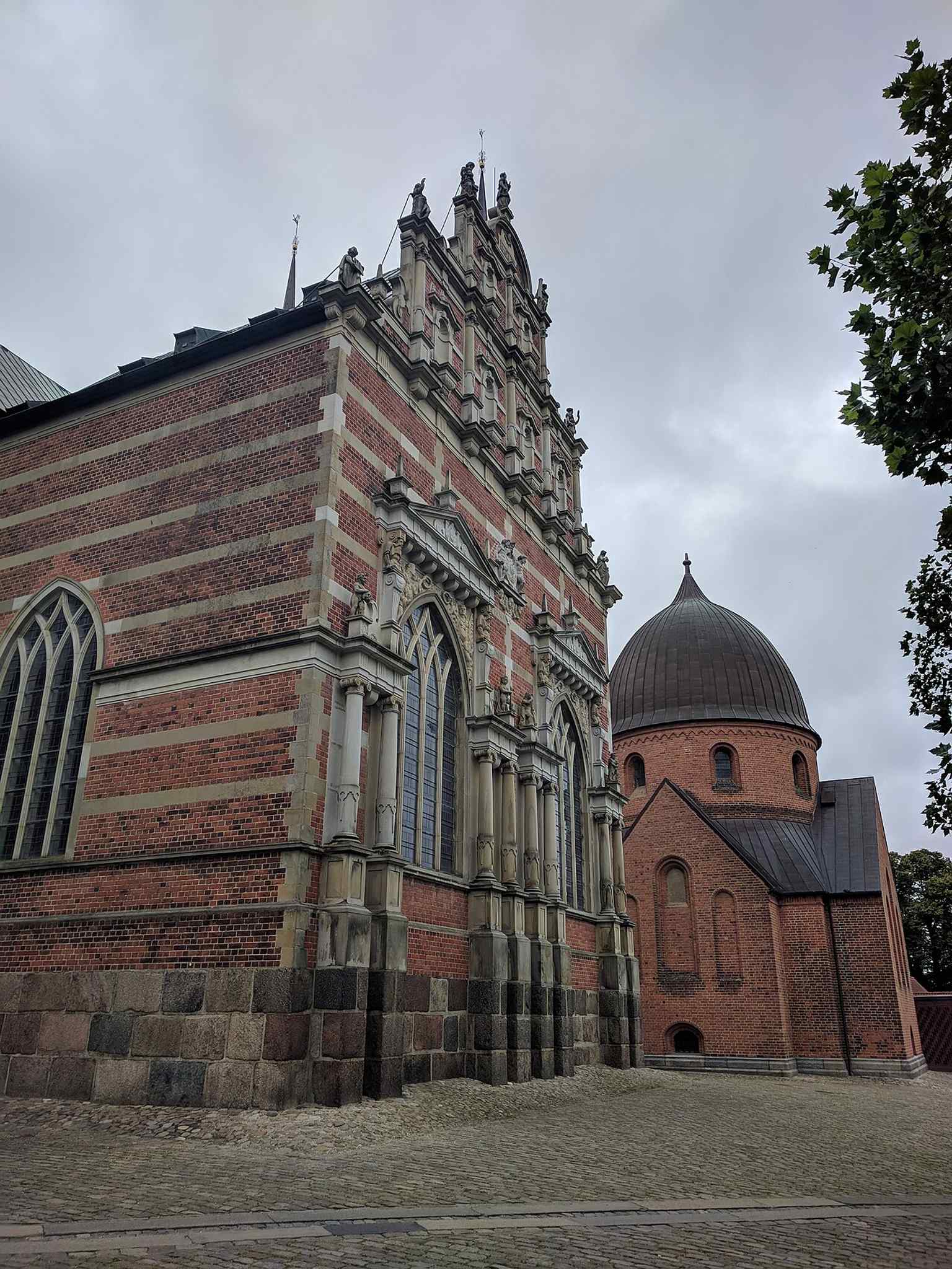 Christian IV's chapel, built in Dutch Renaissance style from 1614-1641, features a corbie stepped gable and sandstone figures representing Christian virtues.