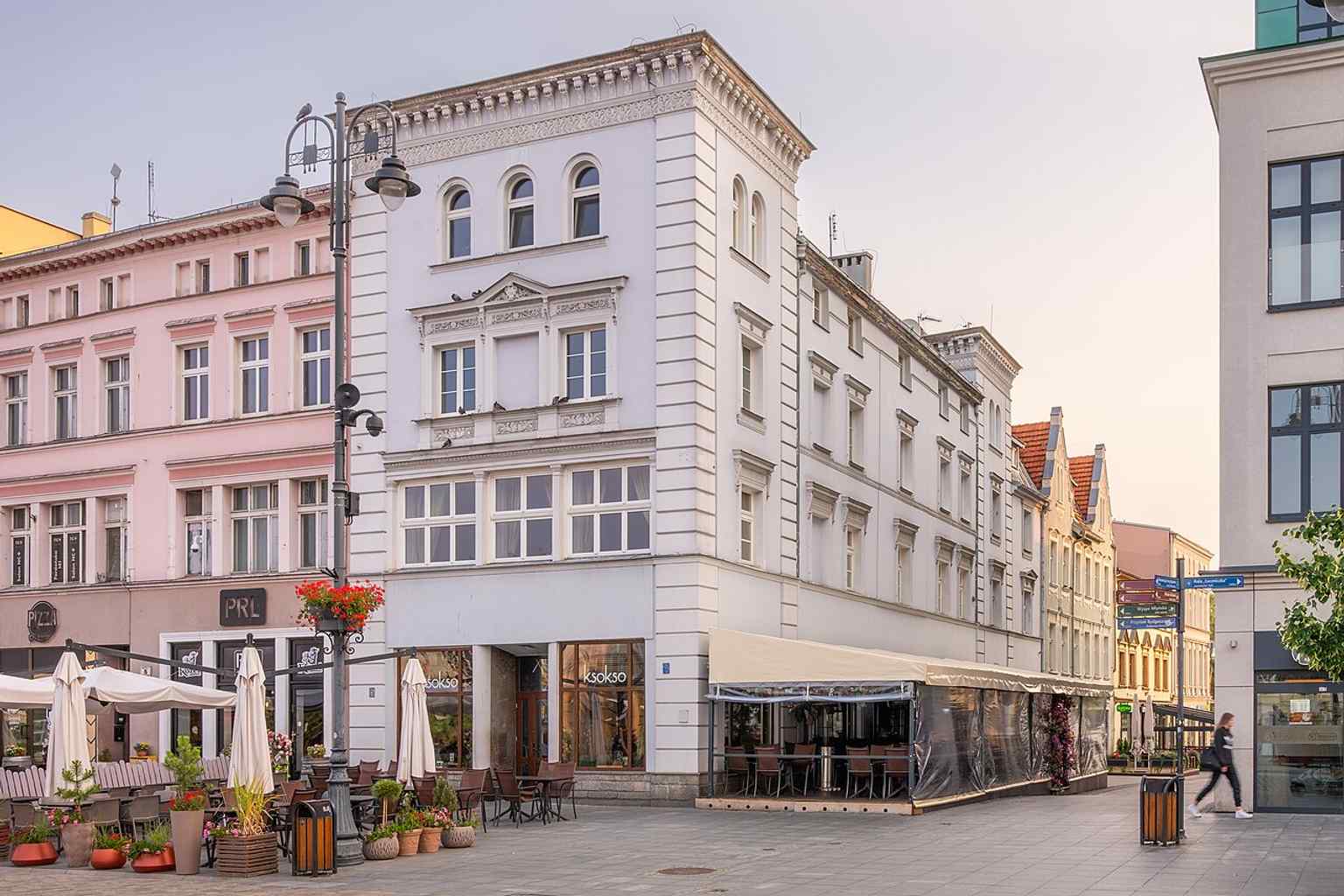 Corner tenement at Stary Rynek 7 / Mostowa 1 — the northern end of Mostowa Street, rebuilt over a site with medieval and 19th-century layers.