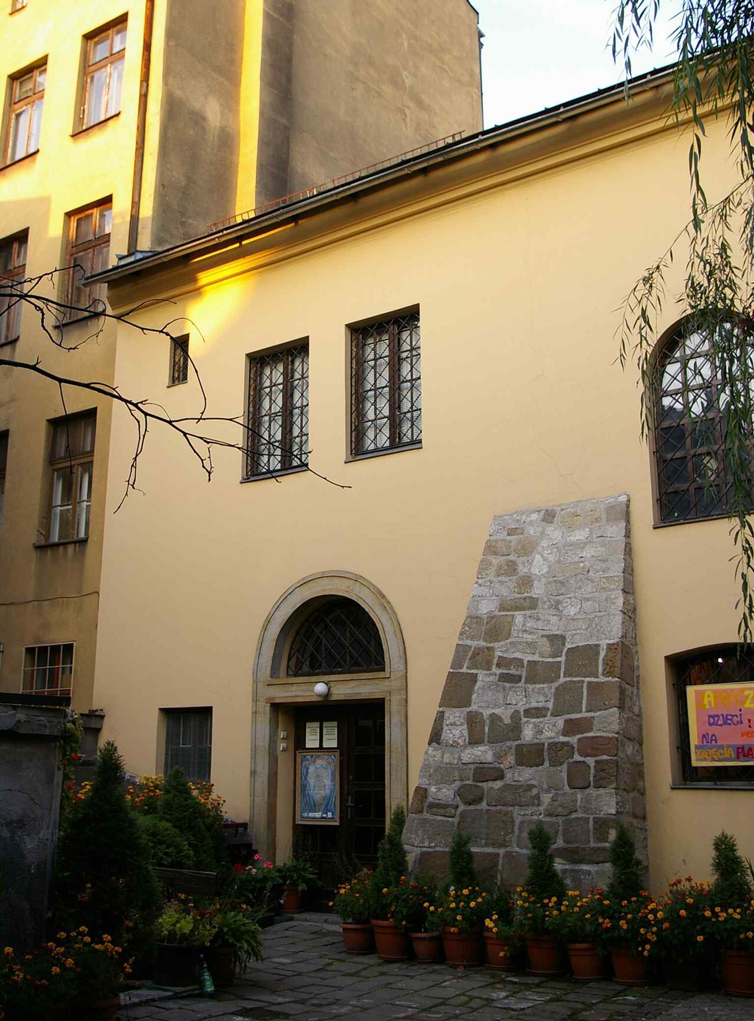 A side-angle exterior that helps show the synagogue’s modest street presence compared with its historical importance.