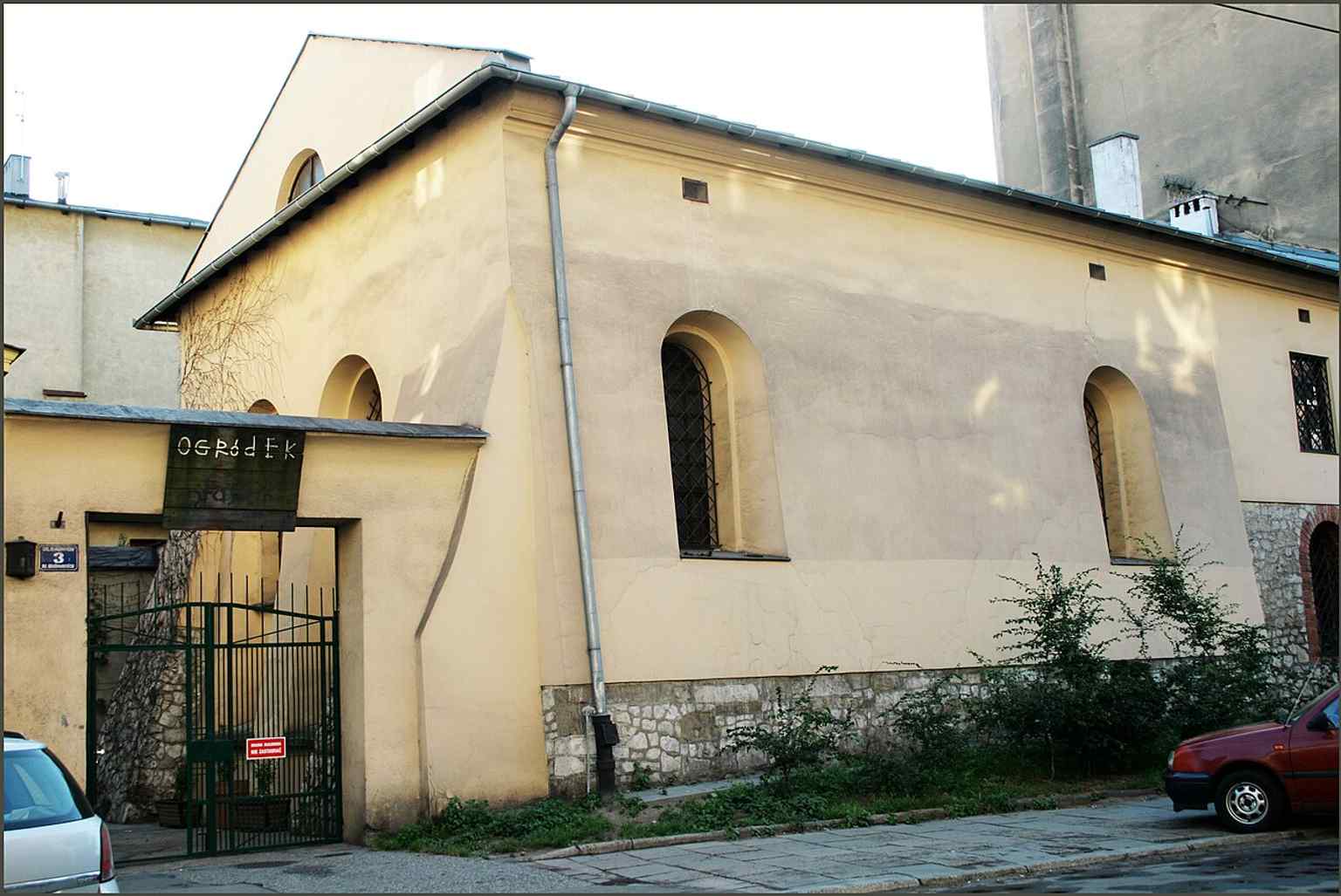 A broader contextual view of the synagogue in Kazimierz, placing the site within Kraków’s historic Jewish quarter.