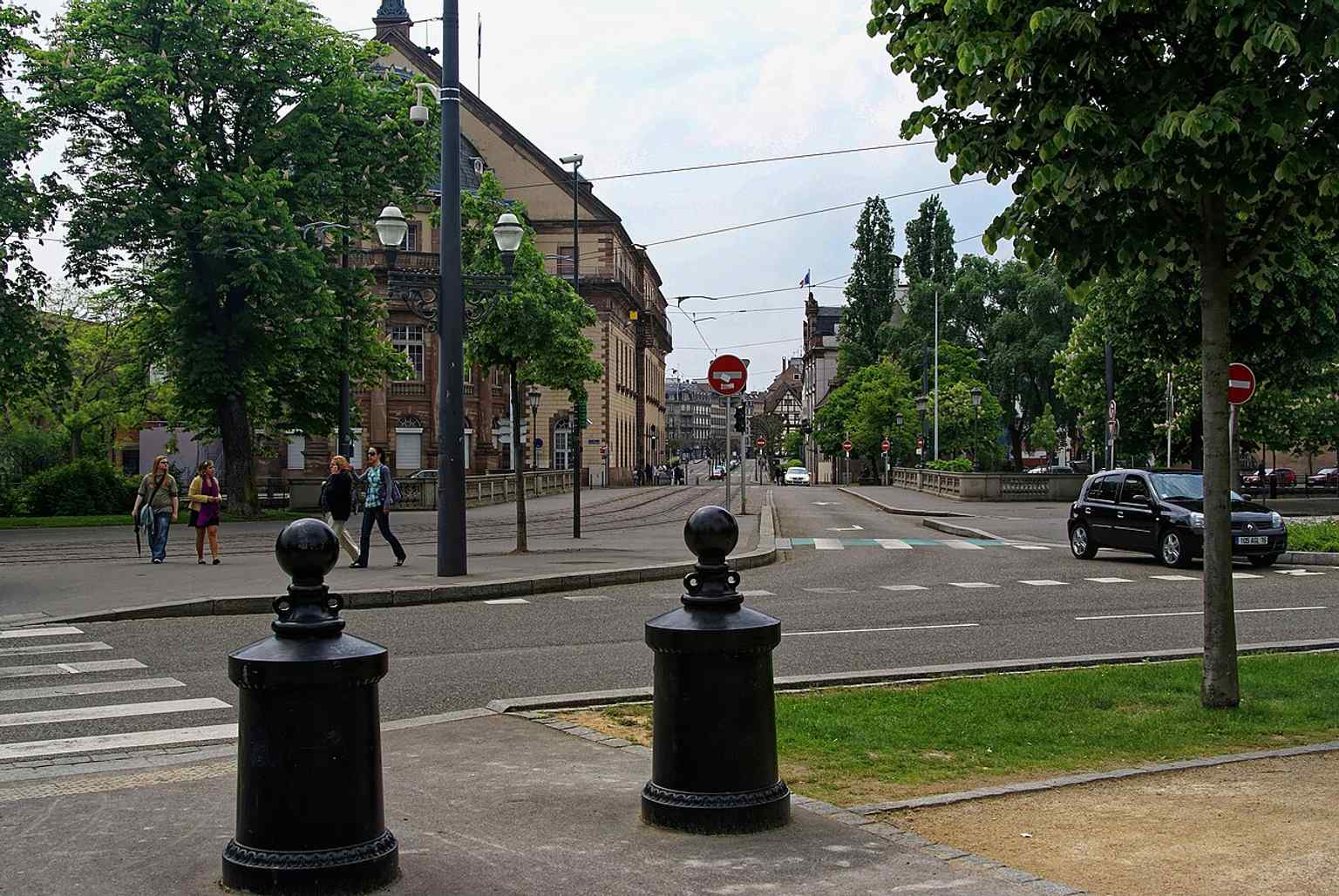The square seen from the Pont du Théâtre, where the central garden and its ginkgo trees sit amid the grand axes of the Neustadt.