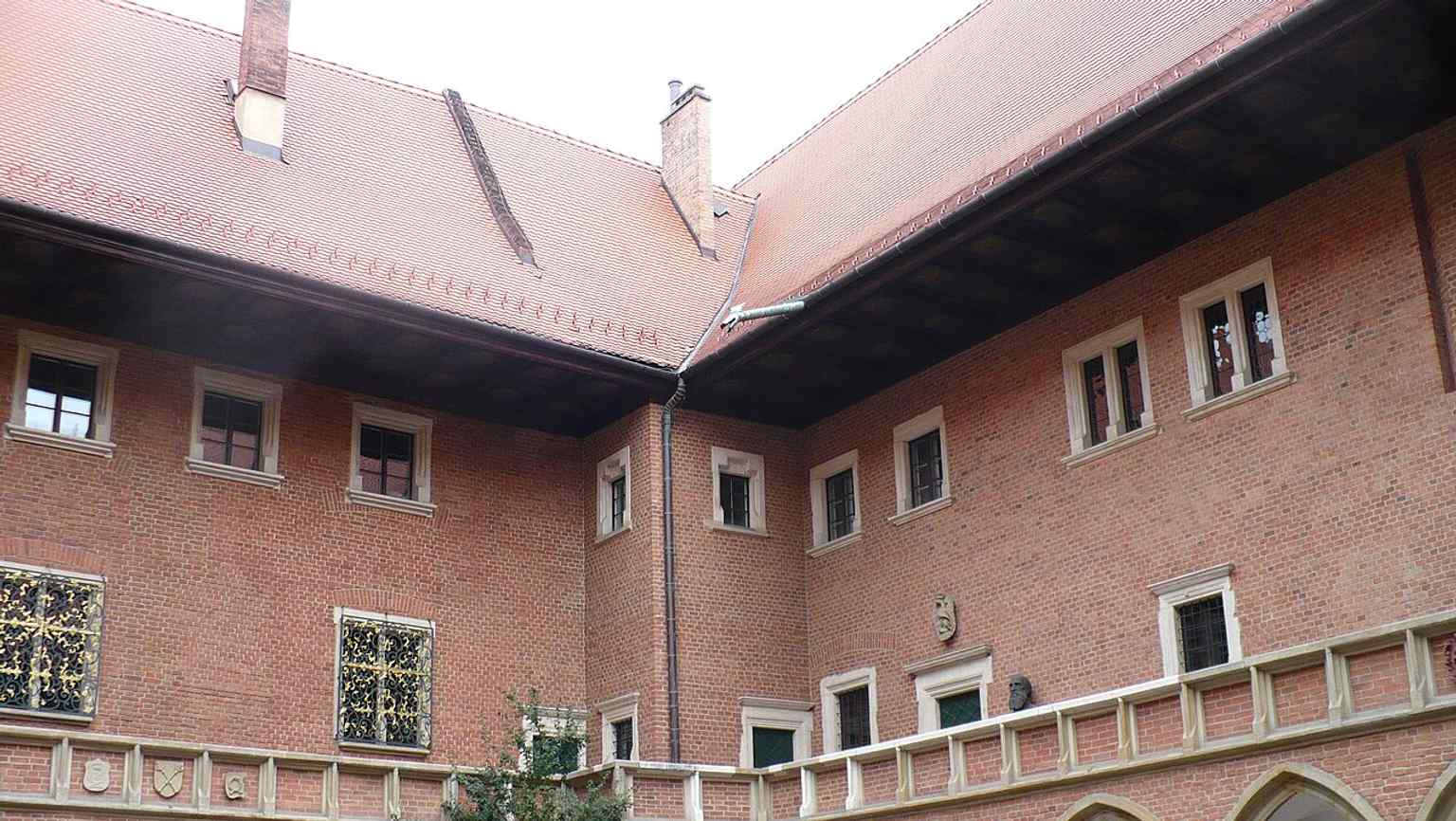 This wide view places Collegium Maius in its historic university setting, where the building was repeatedly expanded through the 15th century.