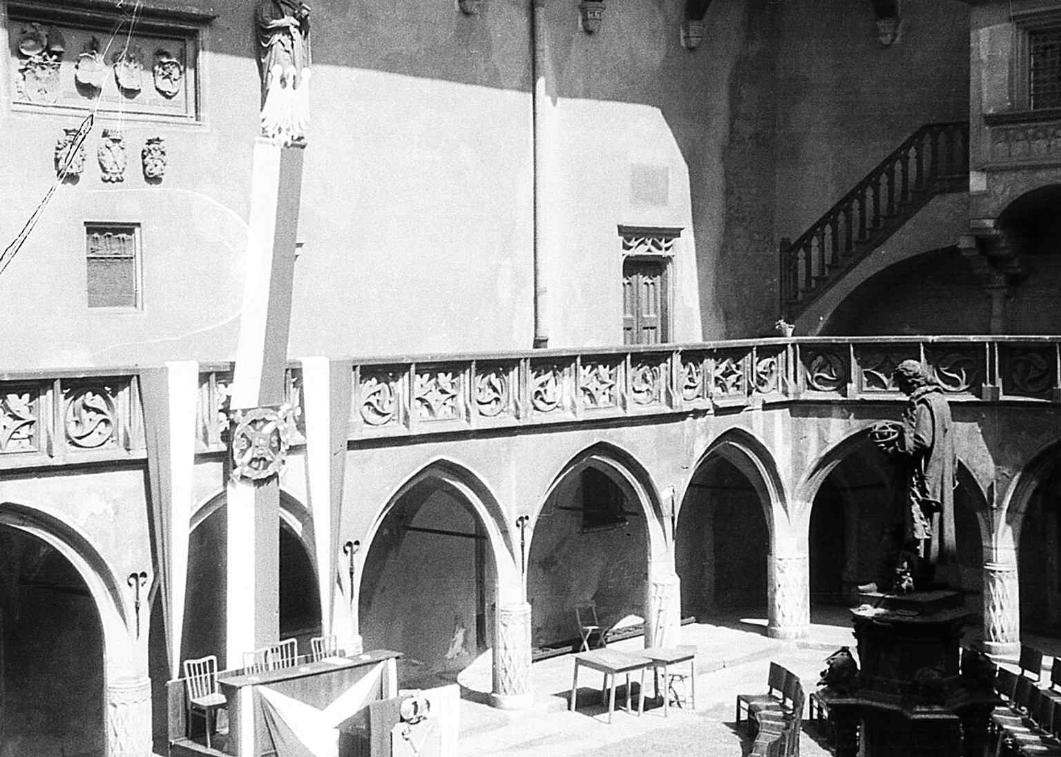 A black-and-white postwar courtyard scene that captures the historic space before the university celebrations of 1947.
