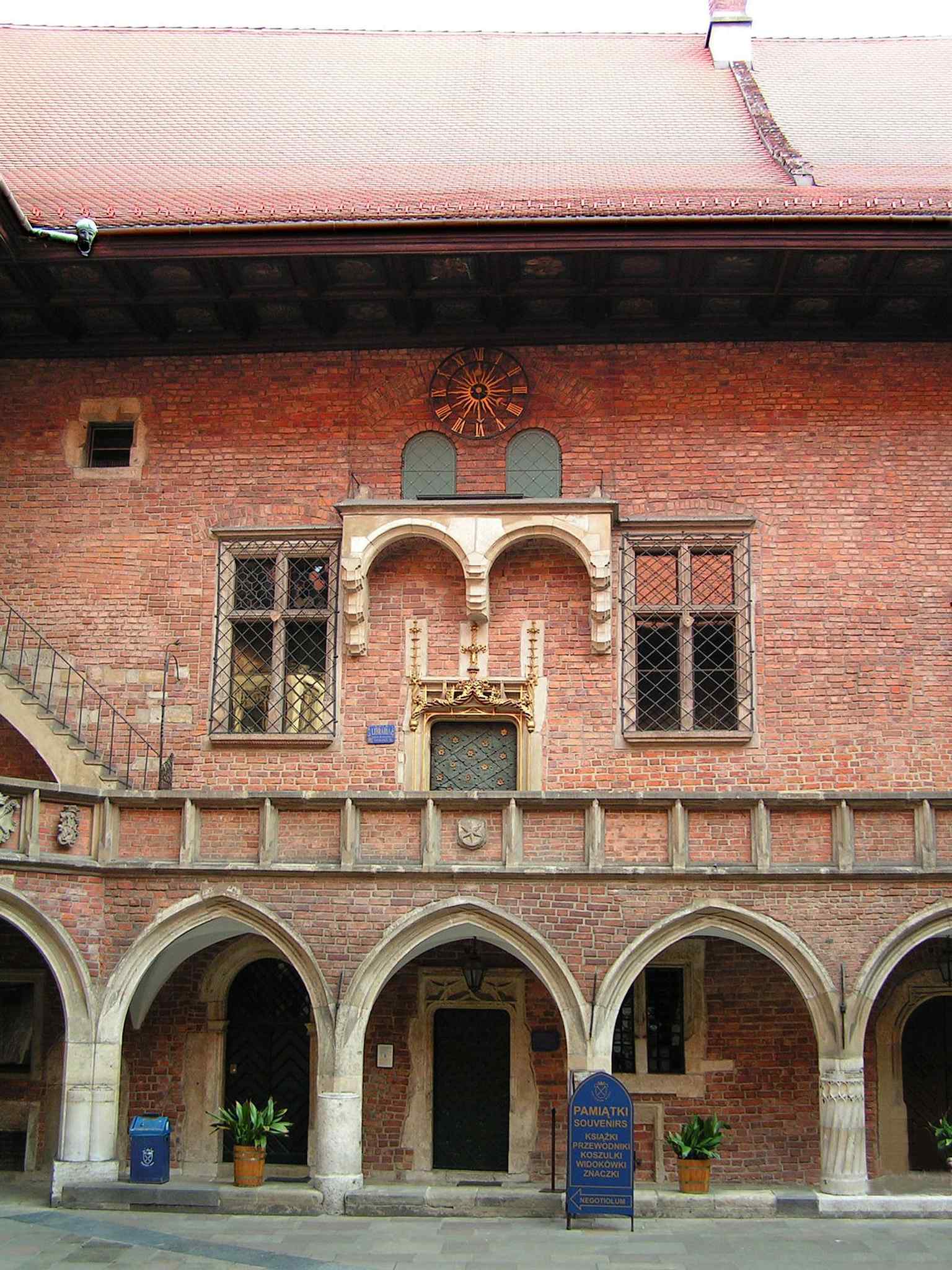 The courtyard’s arcaded cloister recalls the post-1492 rebuilding, when the inner court was given its late-Gothic galleries.