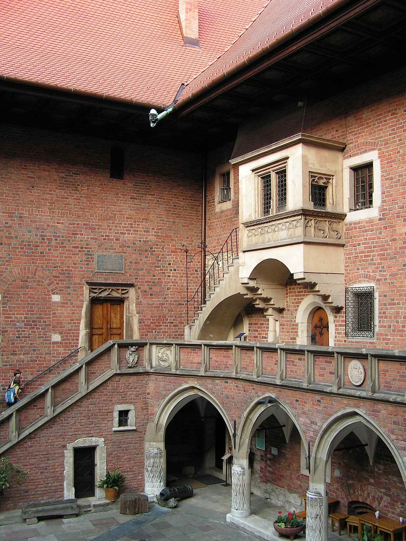 Another courtyard angle highlighting the cloisters and the inward-facing university life that once centered on lecture rooms and scholars’ rooms.