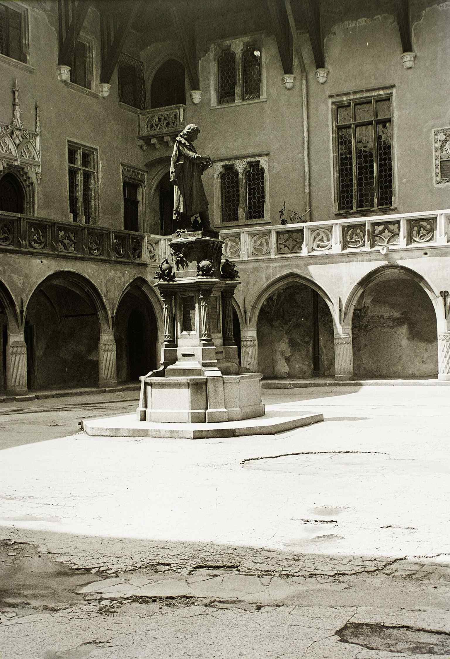 A 1934 view of the courtyard with the Copernicus monument, tying Collegium Maius to the astronomer who studied in Kraków.