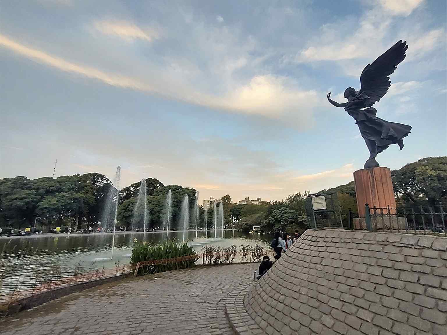 The 'Victoria Alada' sculpture by Eduardo Rubino is a bronze replica of a statue that crowns a monument in Rome. Its original Art Deco pedestal was unfortunately replaced with a modern concrete one when it was moved here in 1980.