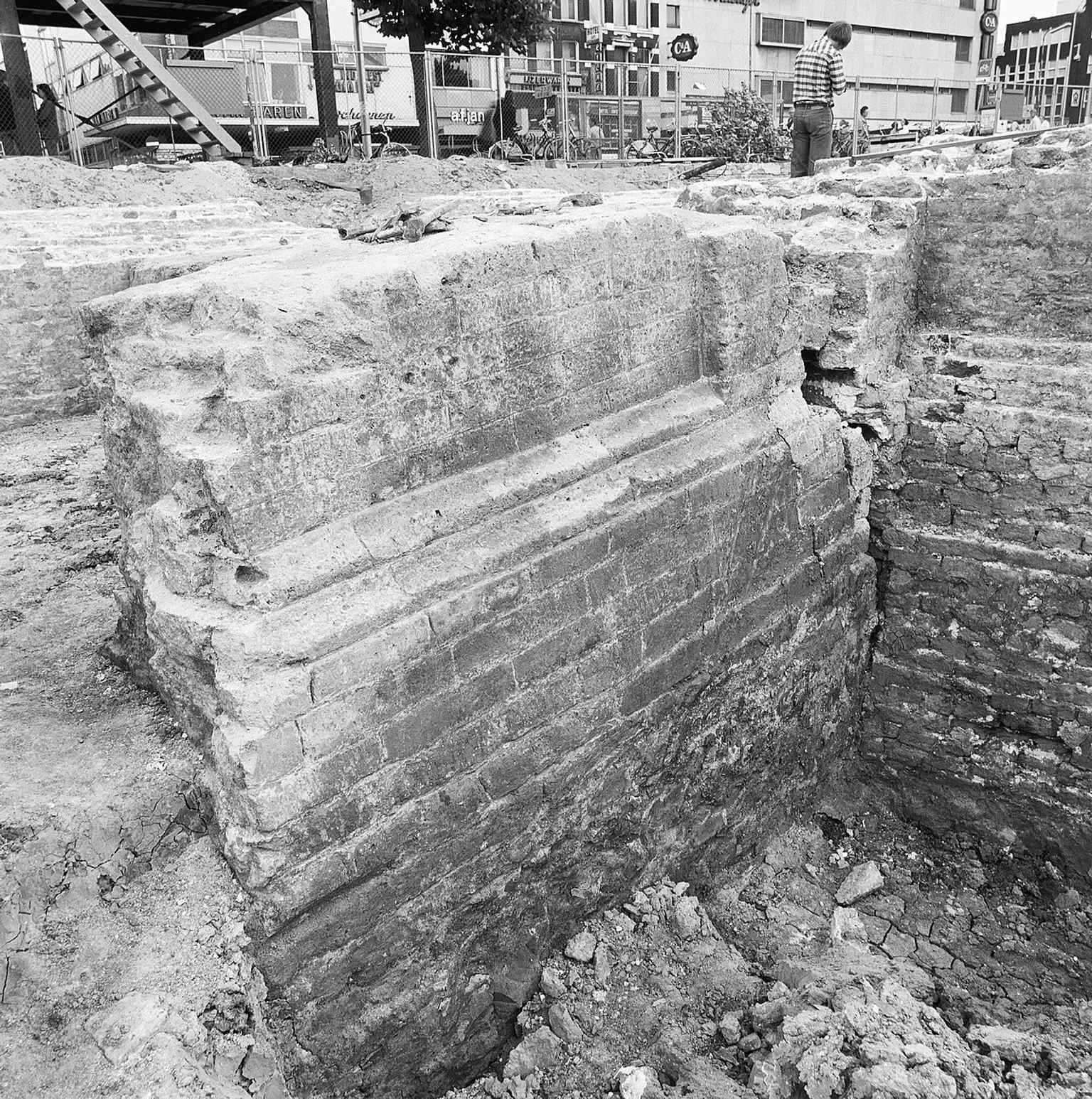 An archaeological excavation of Vredenburg Castle in 1976, revealing the foundations of the former city defenses that were dismantled to make way for Zocherpark.