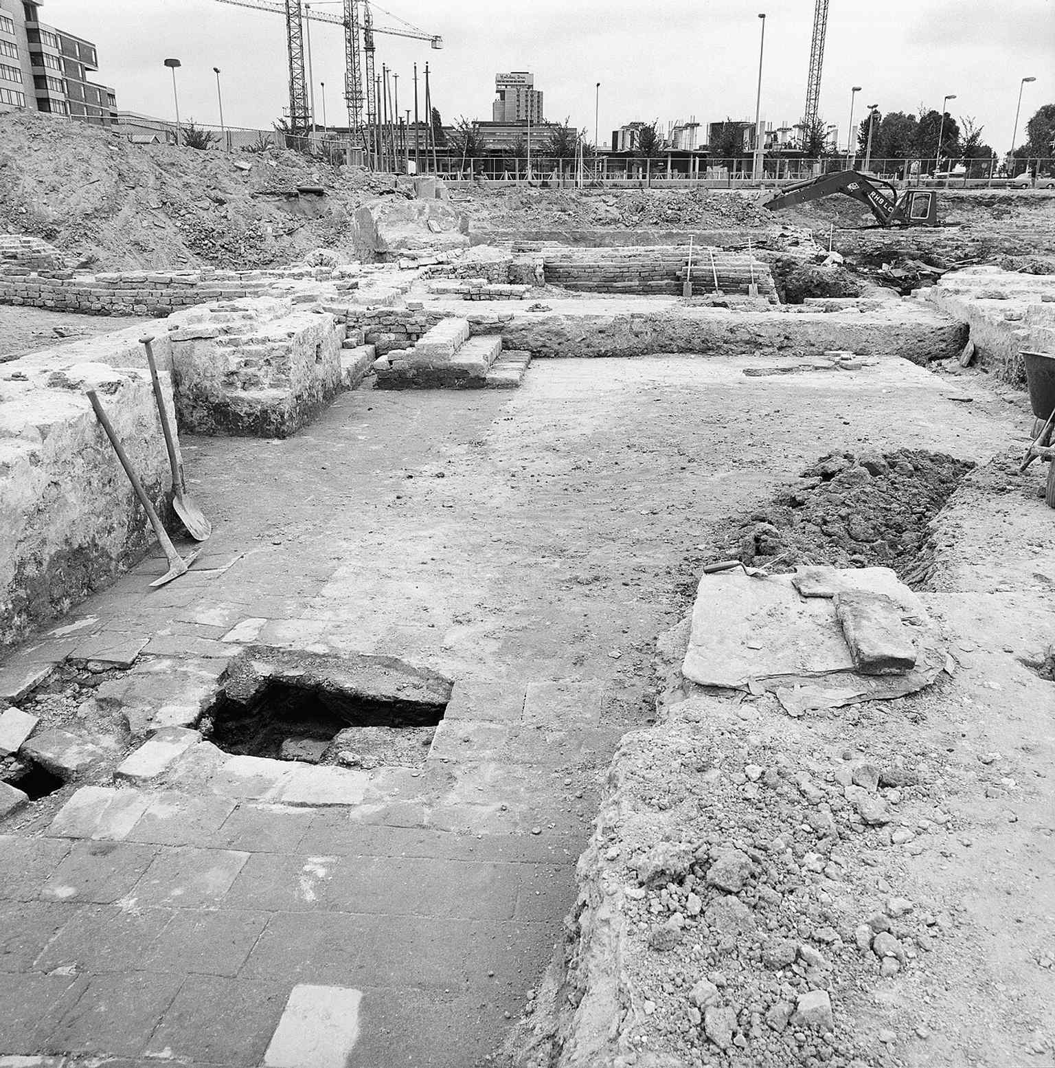 Another view of the 1976 excavation of Vredenburg Castle, demonstrating the complex structures of the old fortifications before their transformation into a public park.