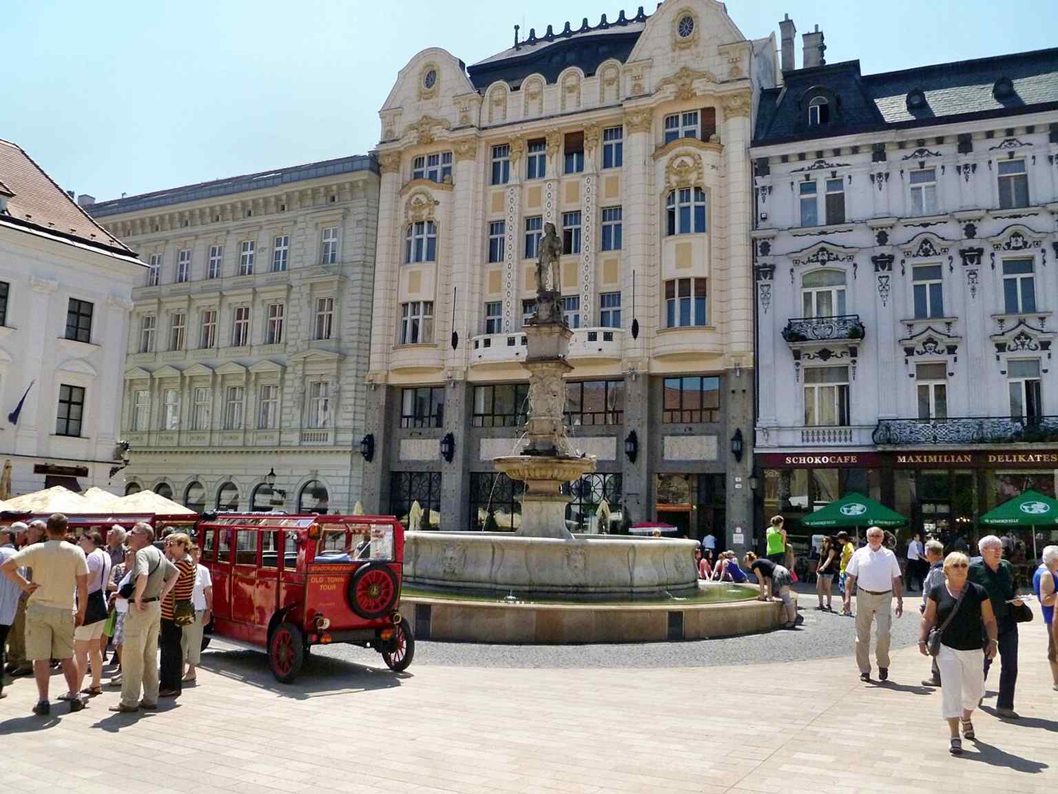 The fountain set against the square’s historic buildings, echoing its original role as a landmark at the heart of public life.