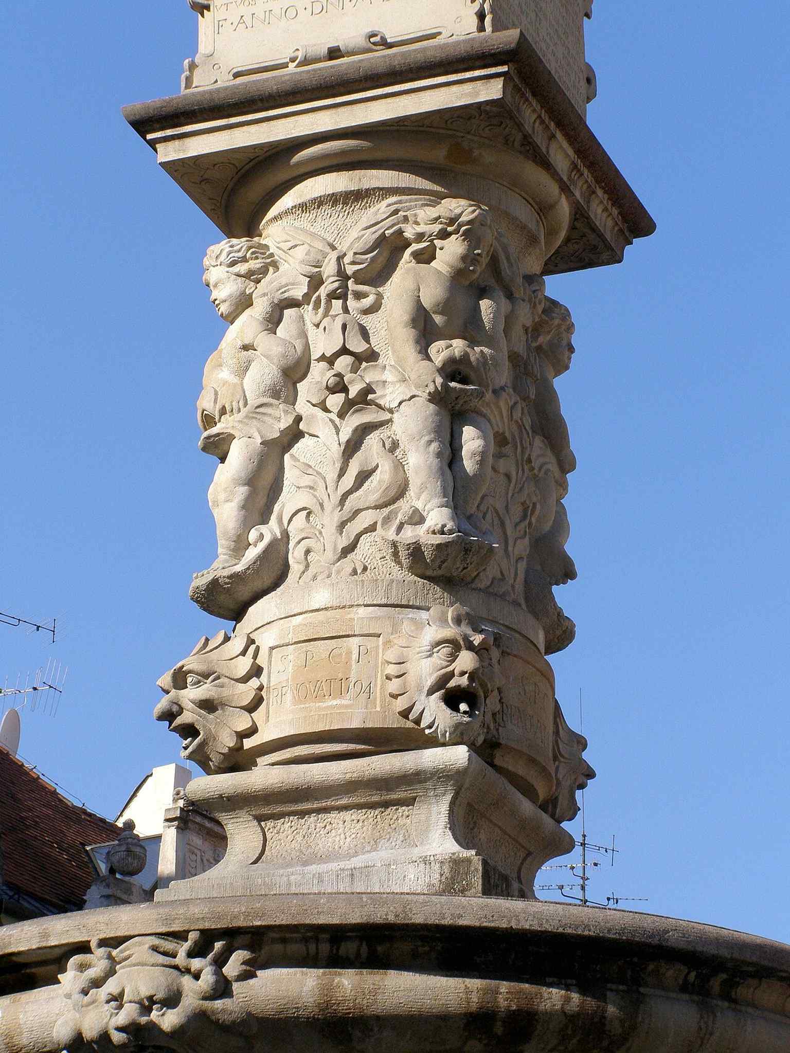 A close look at the fountain’s sculptural form and basin, helping illustrate the 16th-century craftsmanship behind the monument.