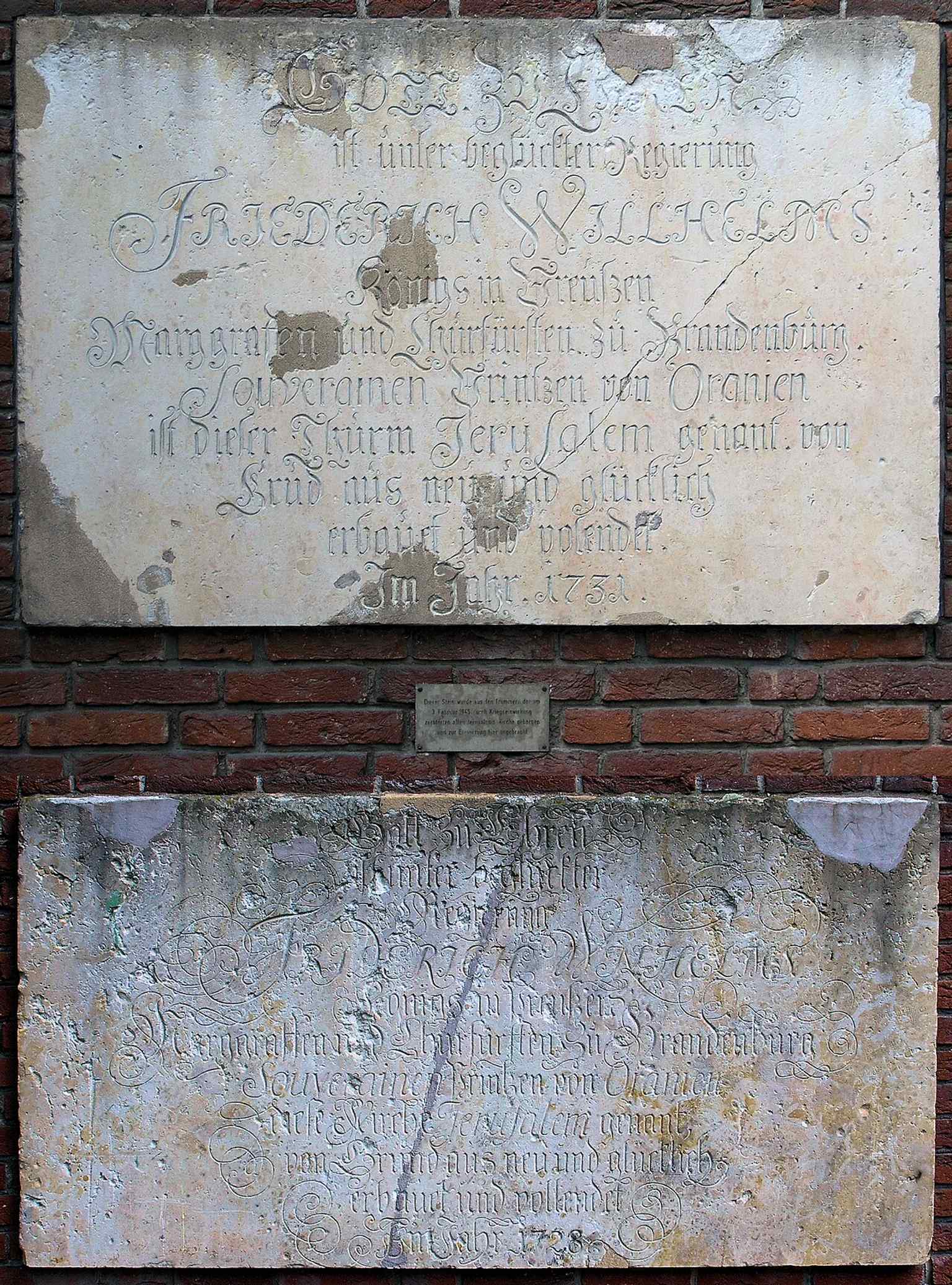 A memorial plaque on Lindenstraße recalling the church’s long history and its earlier location in the Friedrichstadt parish area.
