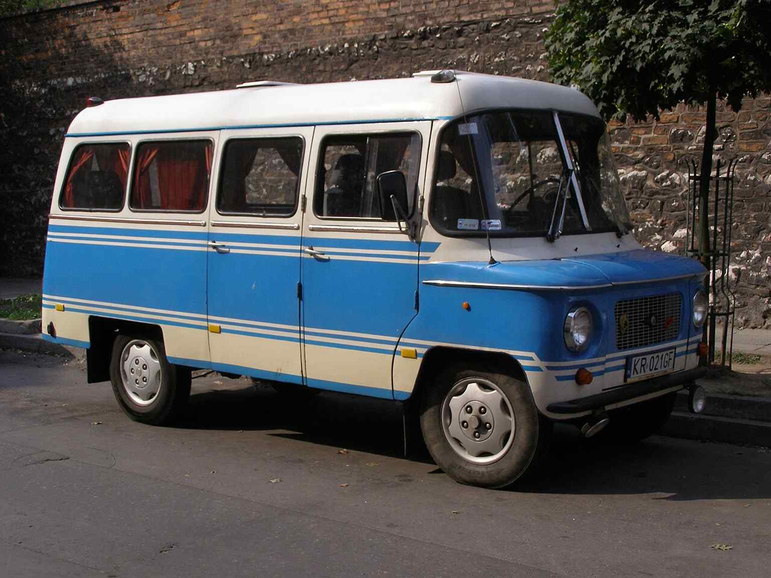 A Nysa van on Jabłonowskich Street, a practical detail that brings the lived-in urban scene of this Kraków side street into view.