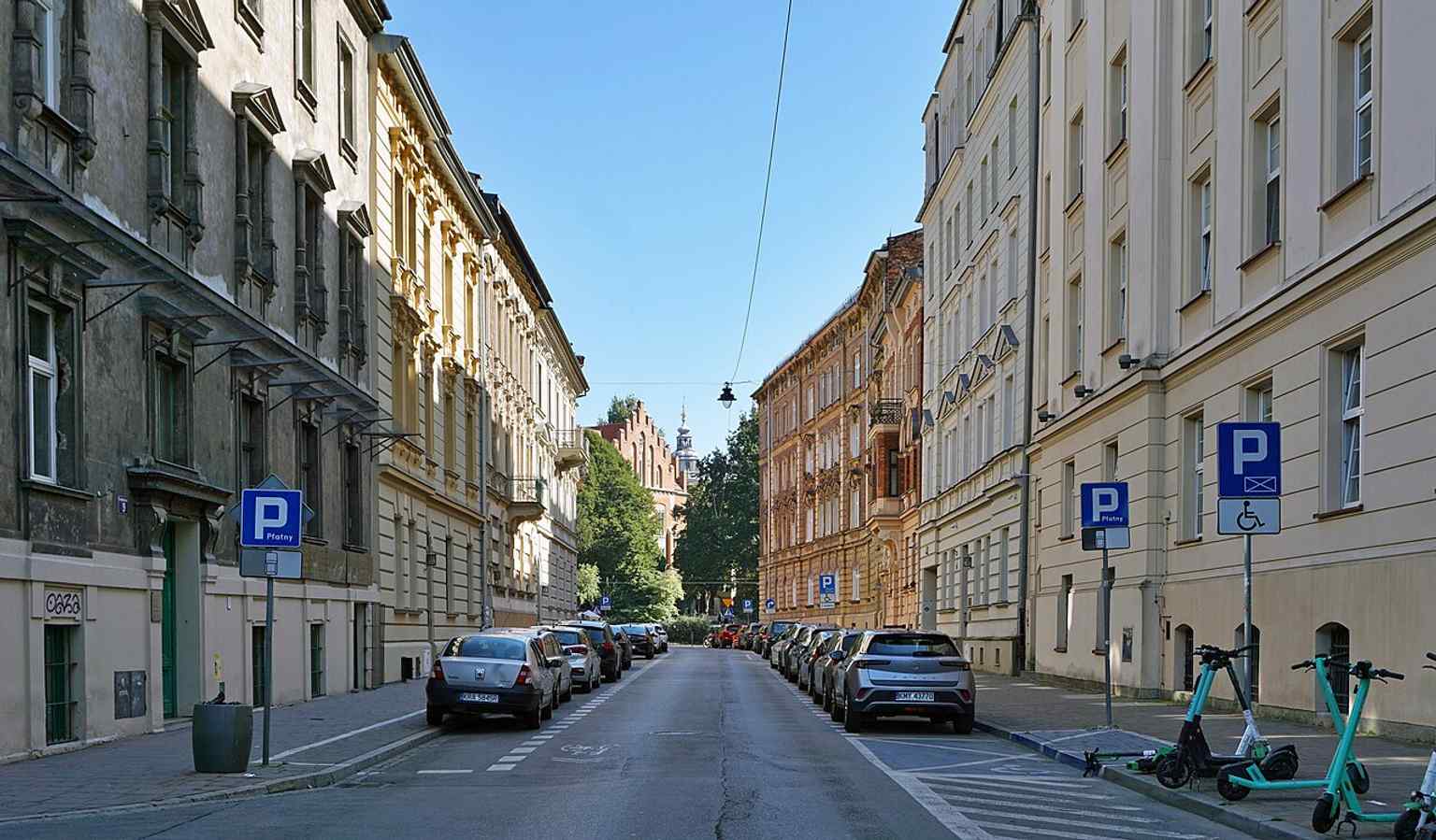Another east-facing street view, useful for orientation near the Loretańska side and for showing the overall scale of this short Kraków street.