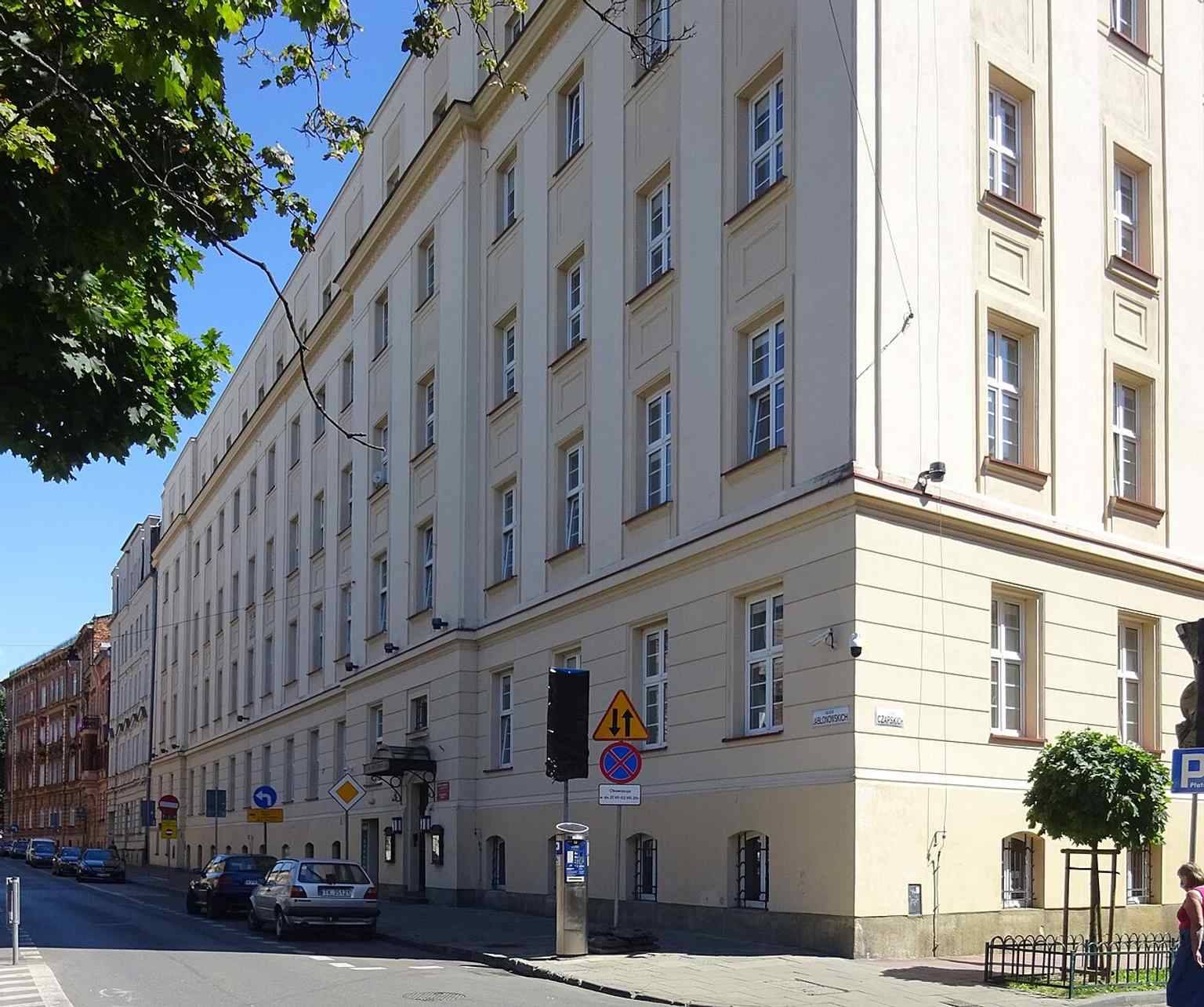 The Bratniak student dormitory at numbers 10–12, where the club Buda later gave birth to Kabaret Pod Budą and where Bohdan Smoleń’s student story began.