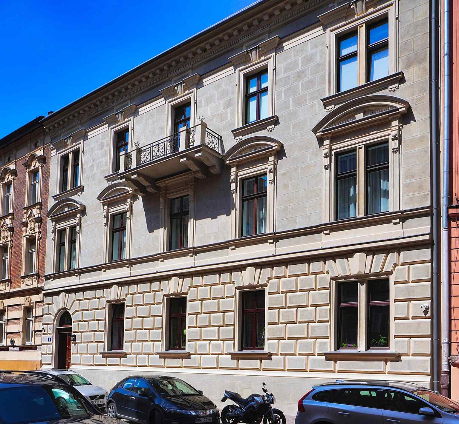Kamienica at Jabłonowskich 3, designed by Józef Pokutyński in 1899, representing the elegant apartment-house boom that replaced the old gardens here.
